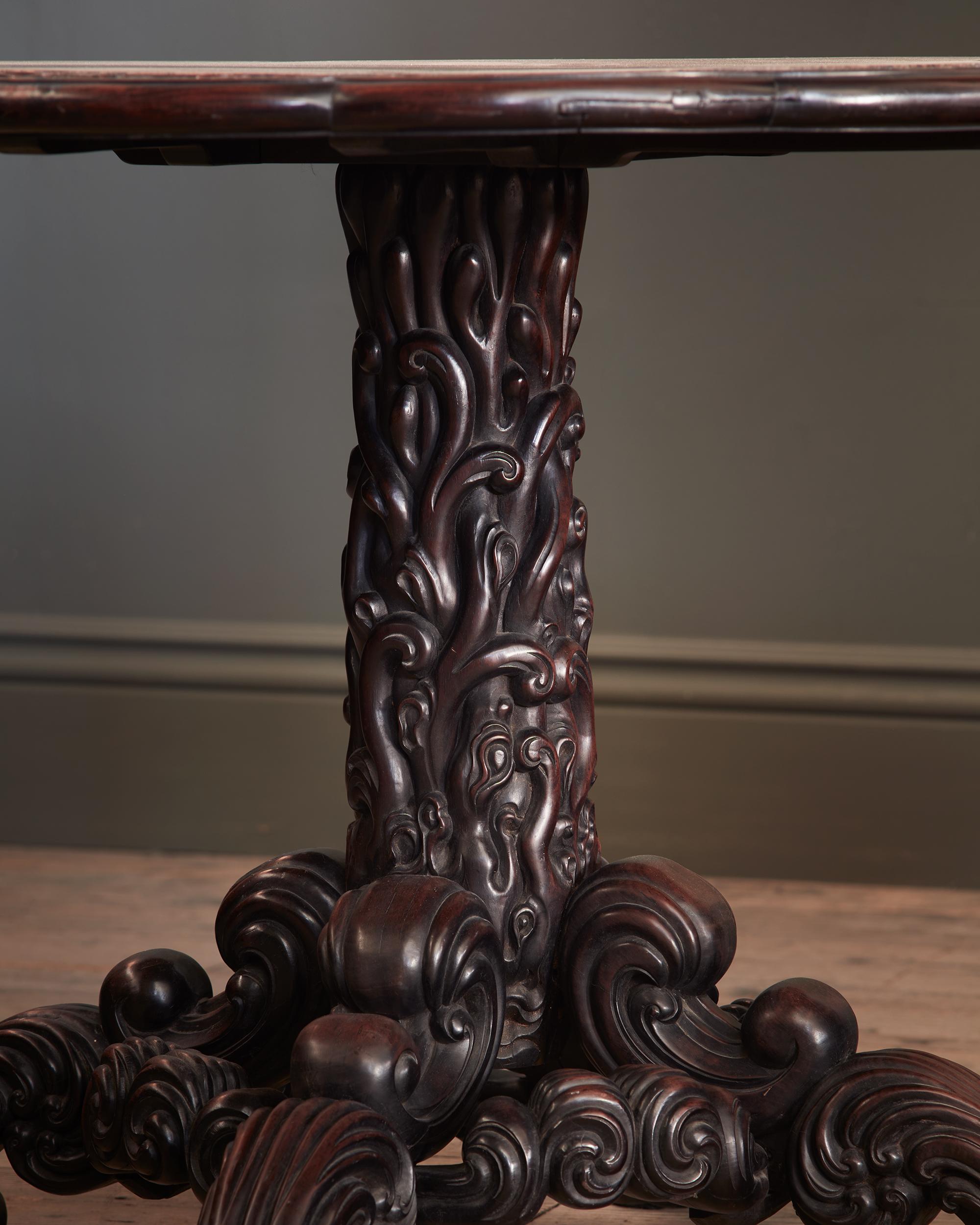 Mesa de centro china del siglo XIX, de palisandro tallado, con tablero de mármol rosa insertado Inglés en venta