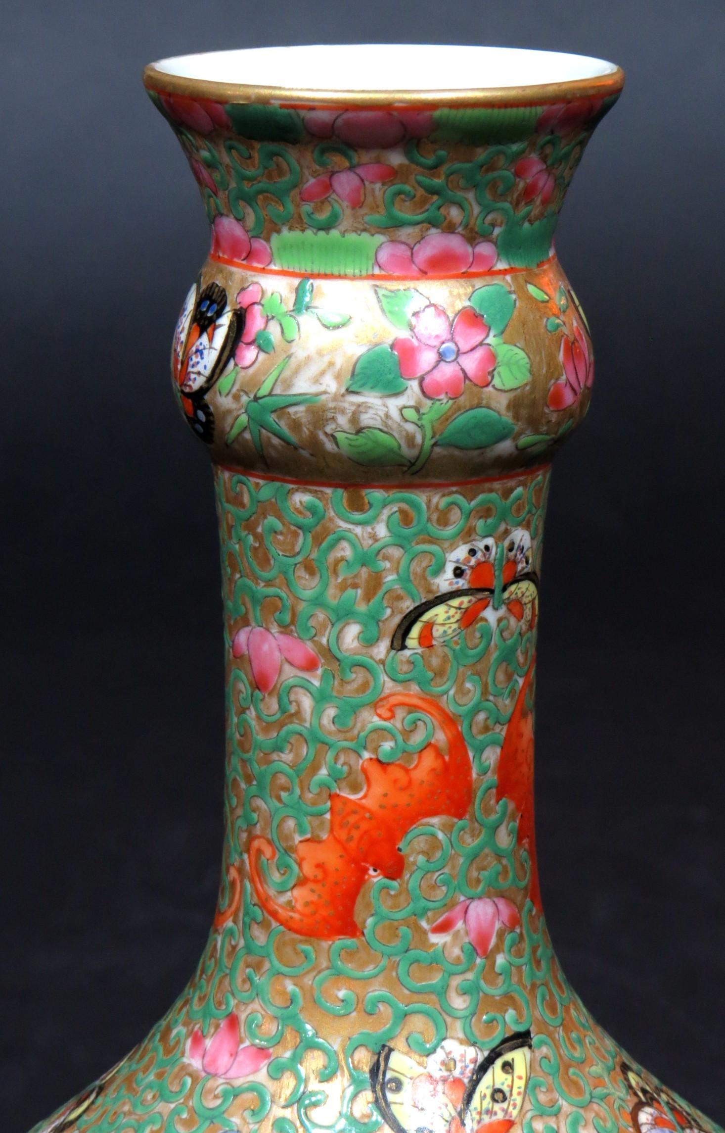A 19th Century Chinese Enamelled Canton Porcelain Bottle Vase, Late Qing Period For Sale 1