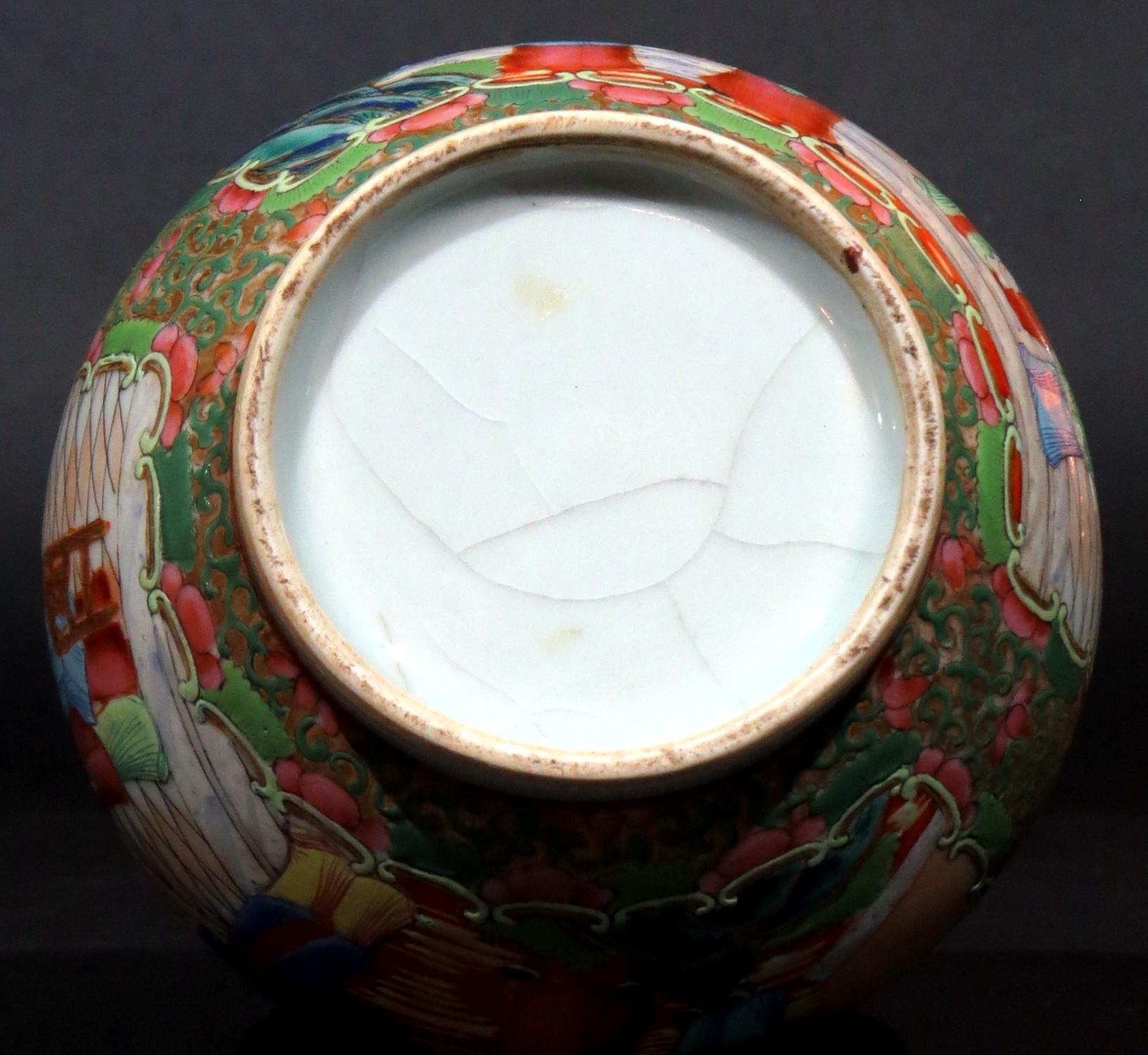 A 19th Century Chinese Enamelled Canton Porcelain Bottle Vase, Late Qing Period For Sale 3