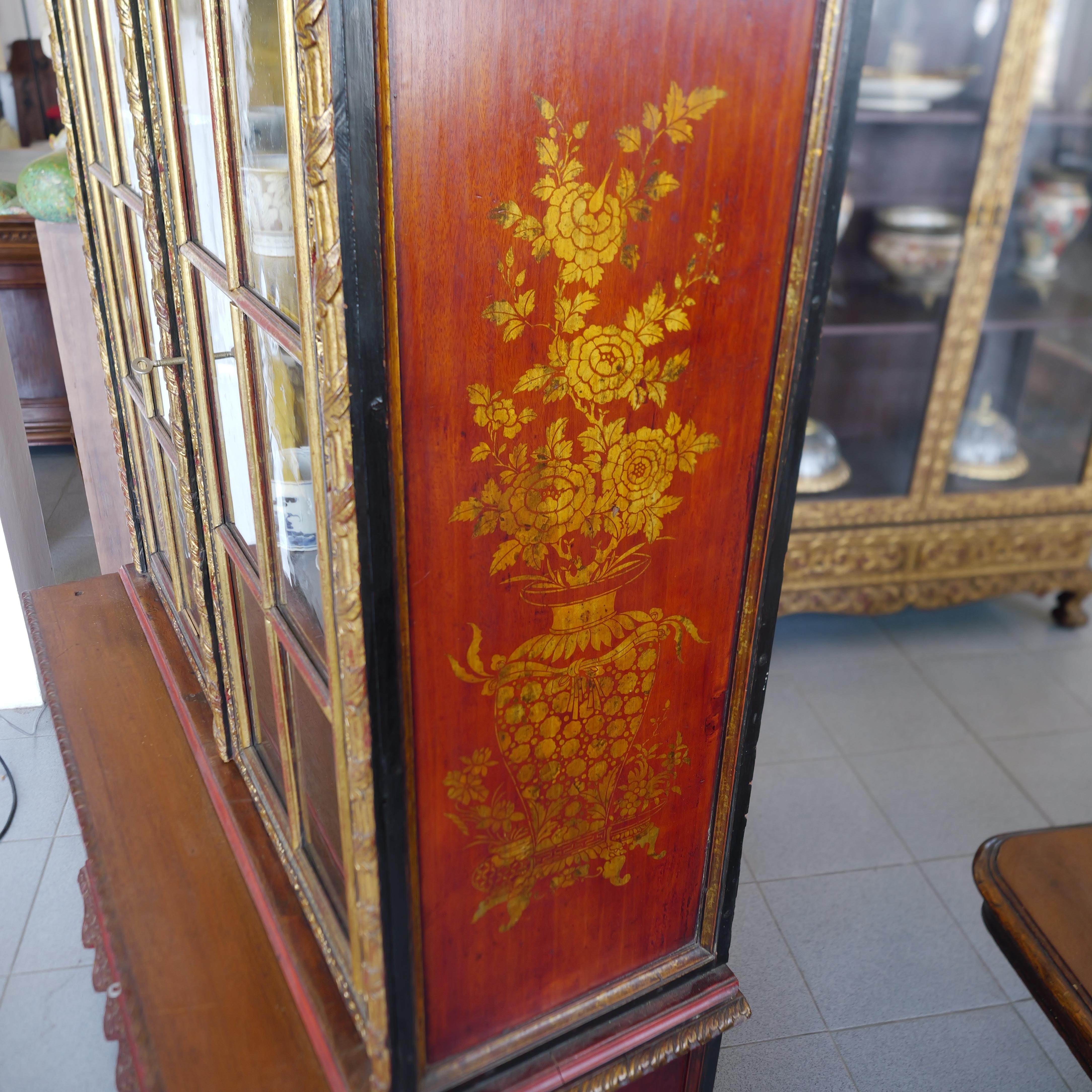 A 19th Century Chinese Export Carved lacquer Paint and Gilt  In Good Condition For Sale In Chonburi, TH