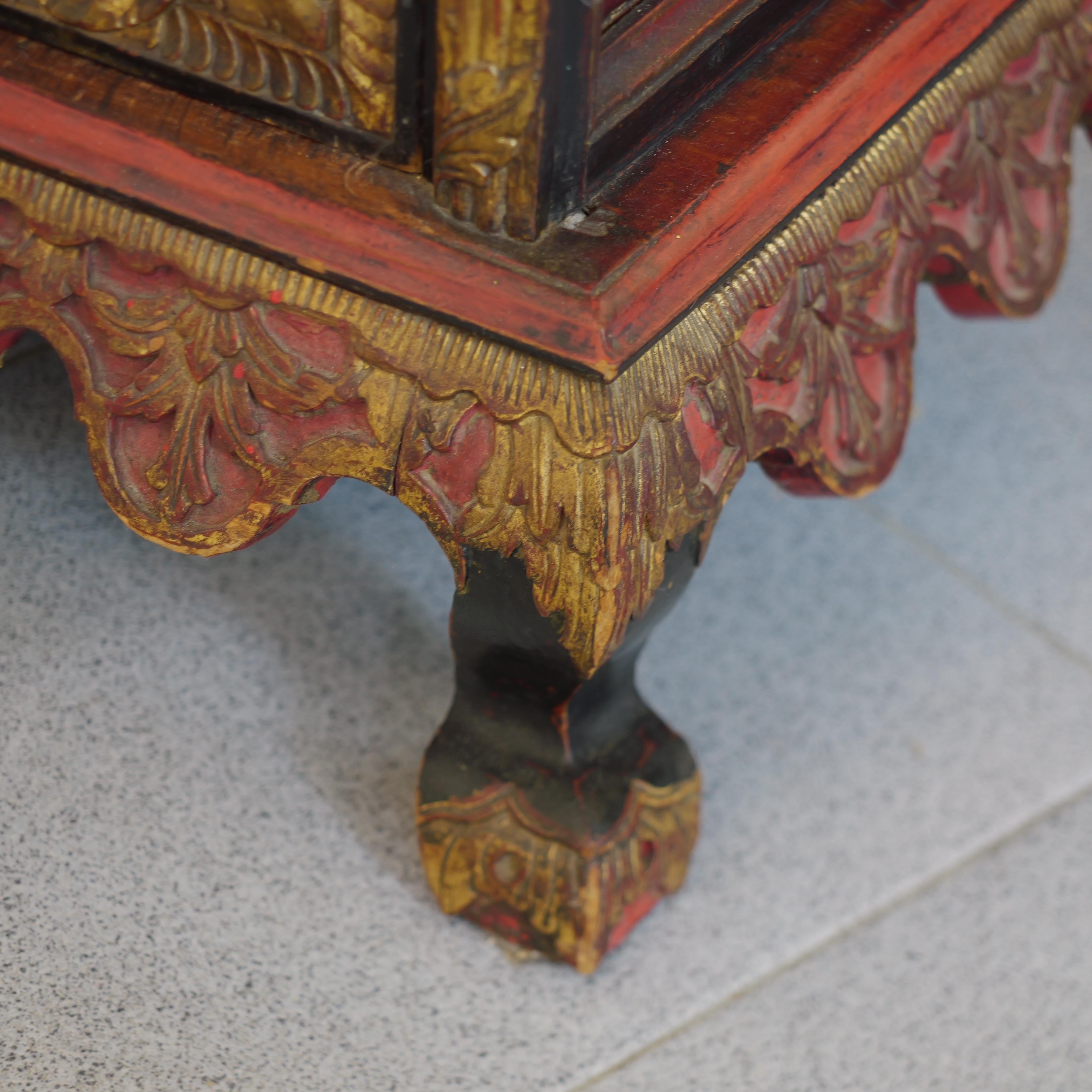 Verre Une peinture laquée sculptée et dorée d'exportation chinoise du 19e siècle  en vente