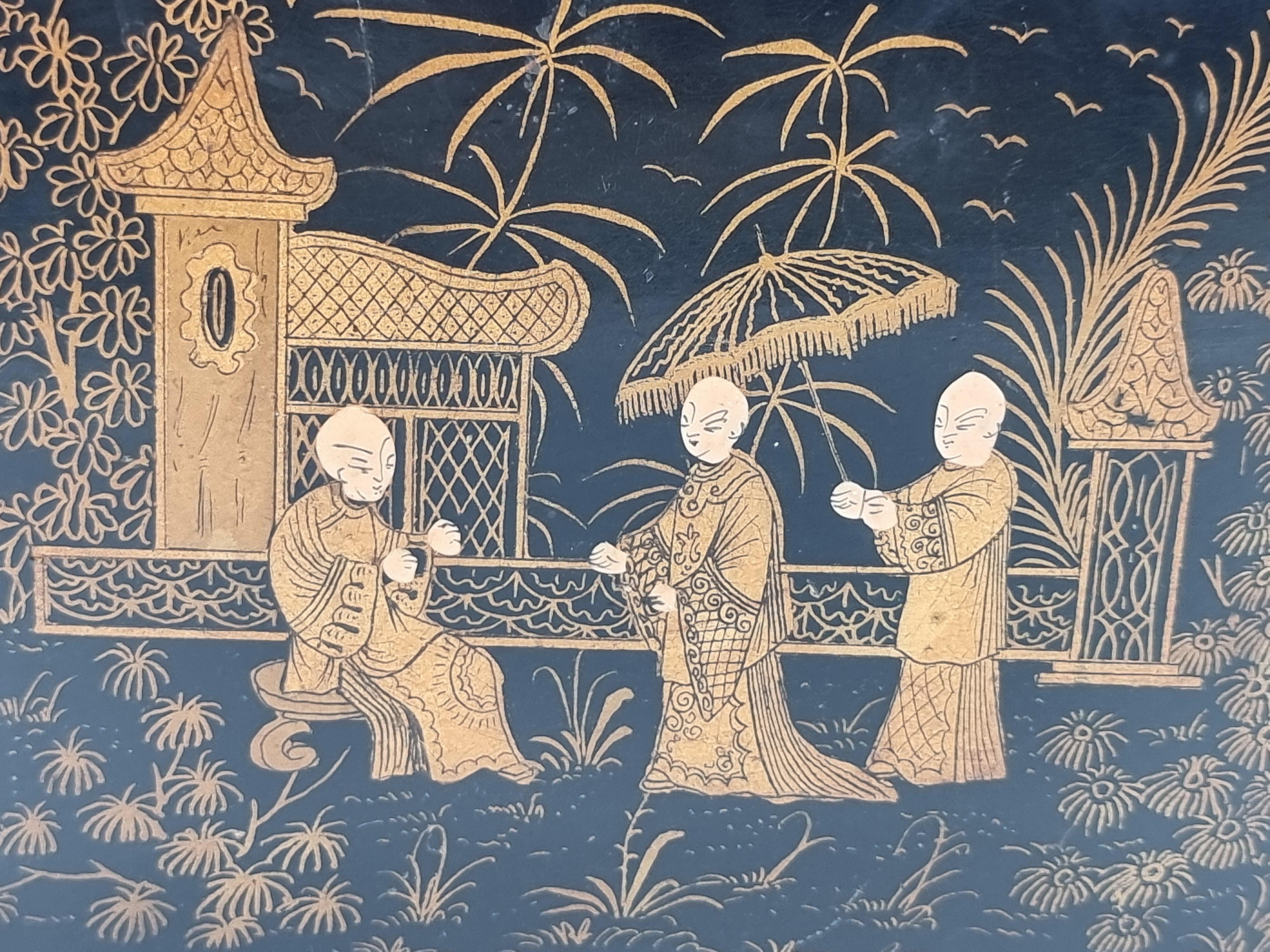 Chinoiserie A 19th century Chinese export chinoiserie decorated papier mache  wall pocket. For Sale