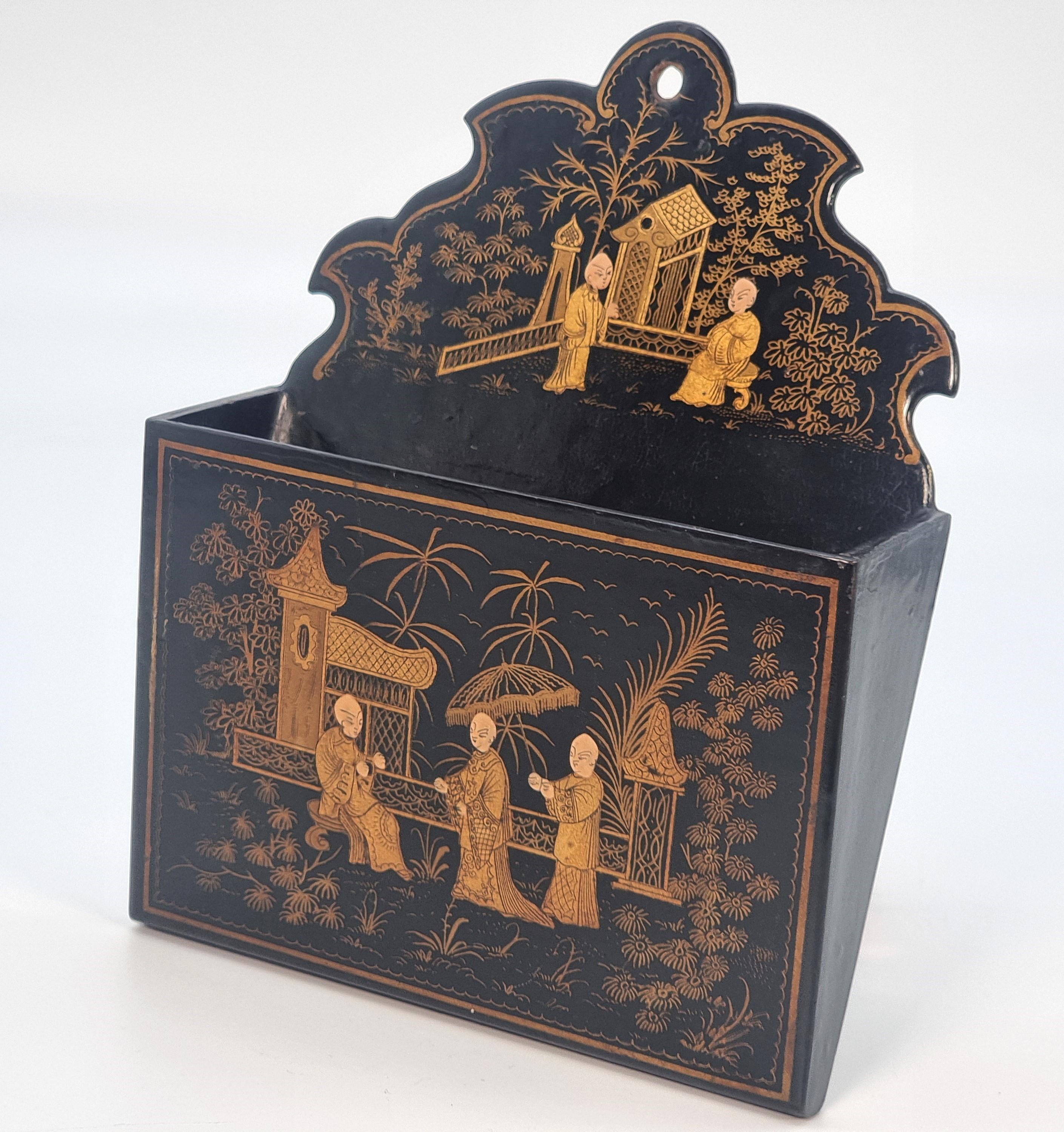 19th Century A 19th century Chinese export chinoiserie decorated papier mache  wall pocket. For Sale