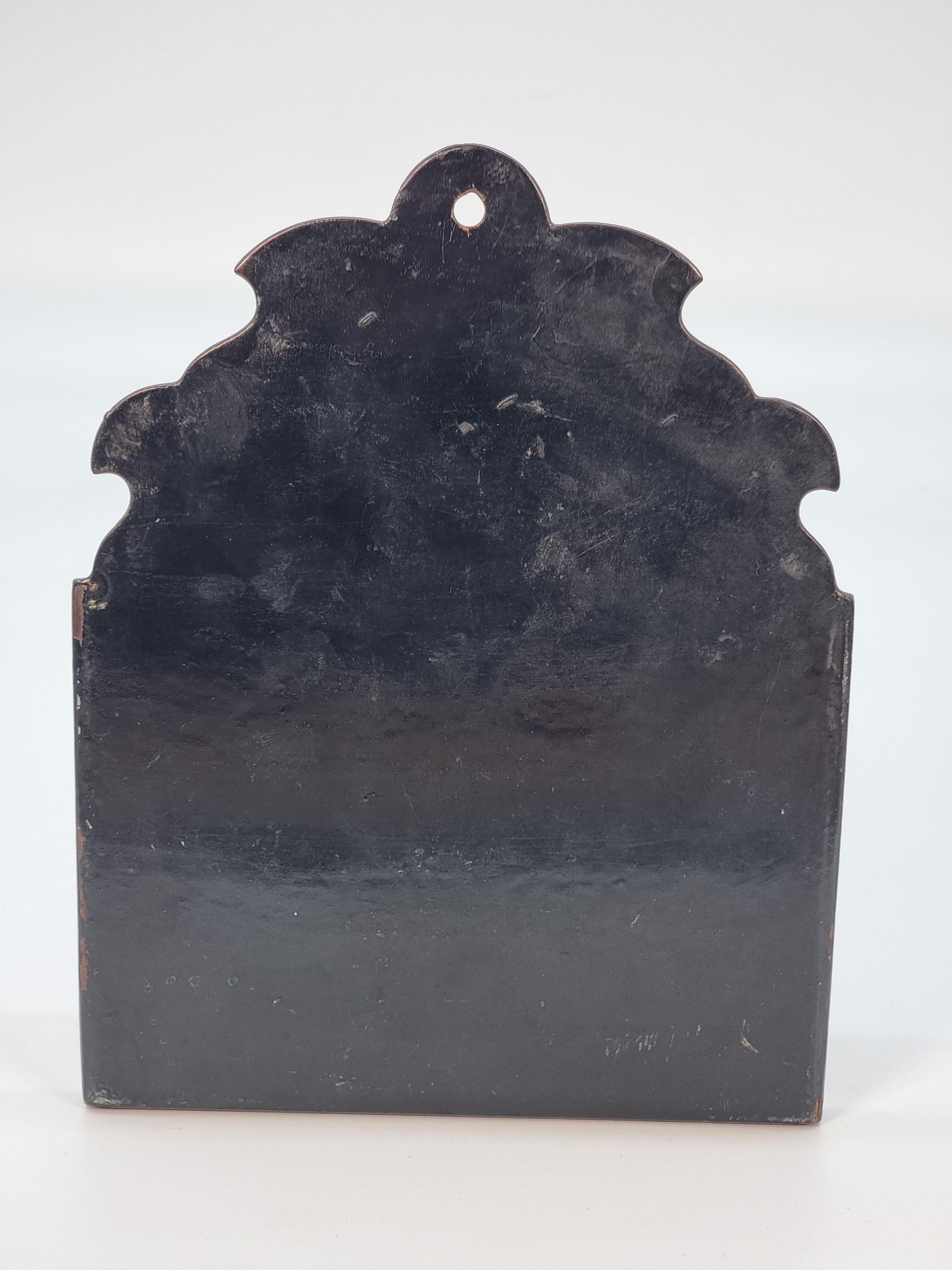 A 19th century Chinese export chinoiserie decorated papier mache  wall pocket. For Sale 1