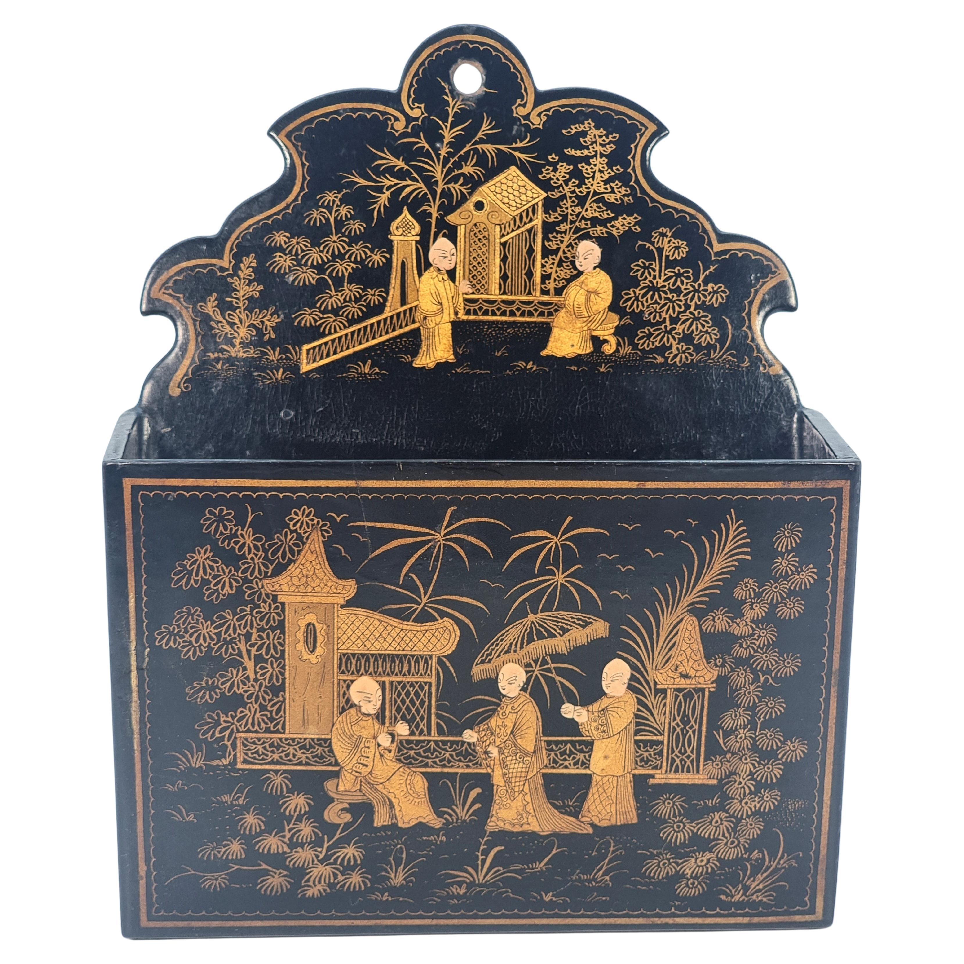 A 19th century Chinese export chinoiserie decorated papier mache  wall pocket. For Sale