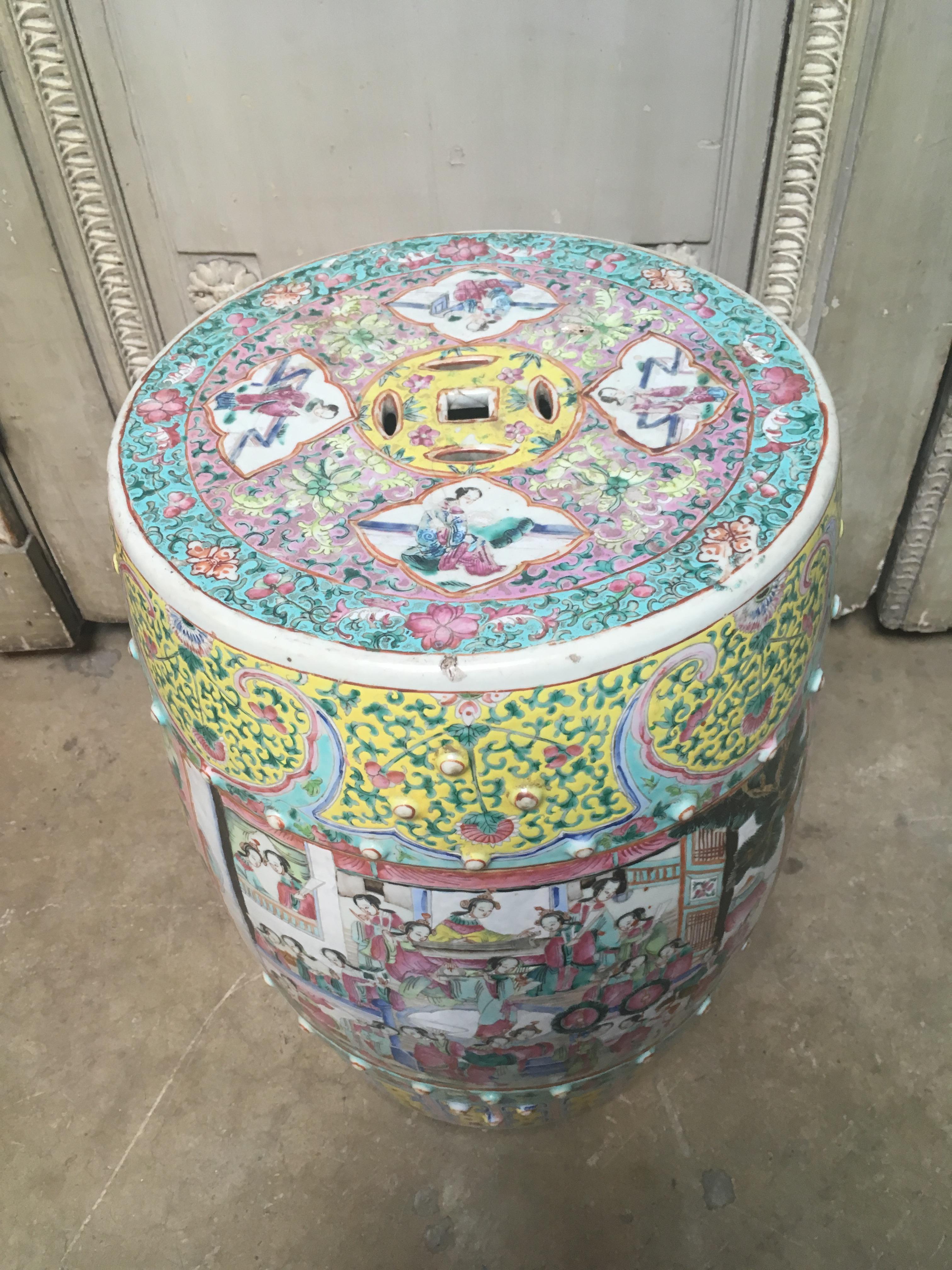 A 19th century Chinese famille rose porcelain garden seat.
Decorated with images of court ladies playing musical instruments and blossoming flowers and foliage, glazed knobs above and below. Yellow ground floral lappets decorate the top of the seat,