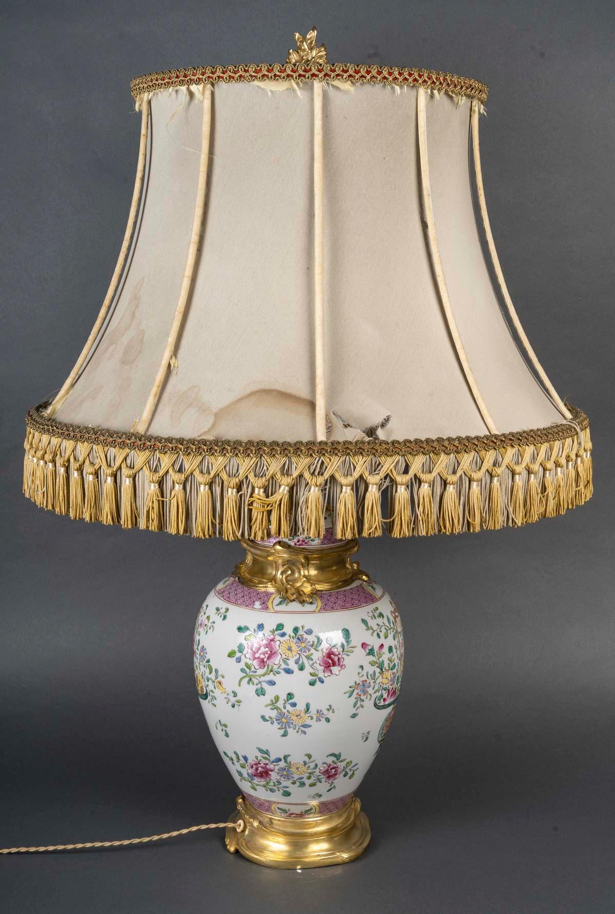 Chinesische Samson-Porzellanvase und Deckel im Famille-Rose-Stil des 19. Jahrhunderts, in einer Lampe mit Ormolu-Montage
Polychromes Design von Blumen und Blättern, Zweigen und Vasen, das Ingwerglas auf weißem Hintergrund.
Französische Louis XV-Stil