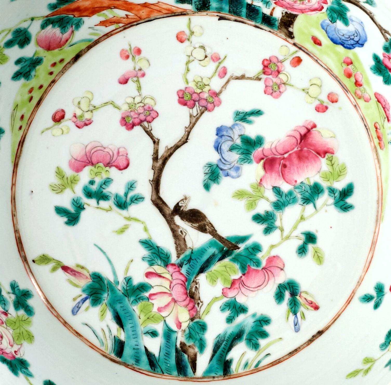 19th Century Chinese Famille Rose Enamelled Porcelain Basin, Qing Period For Sale 1