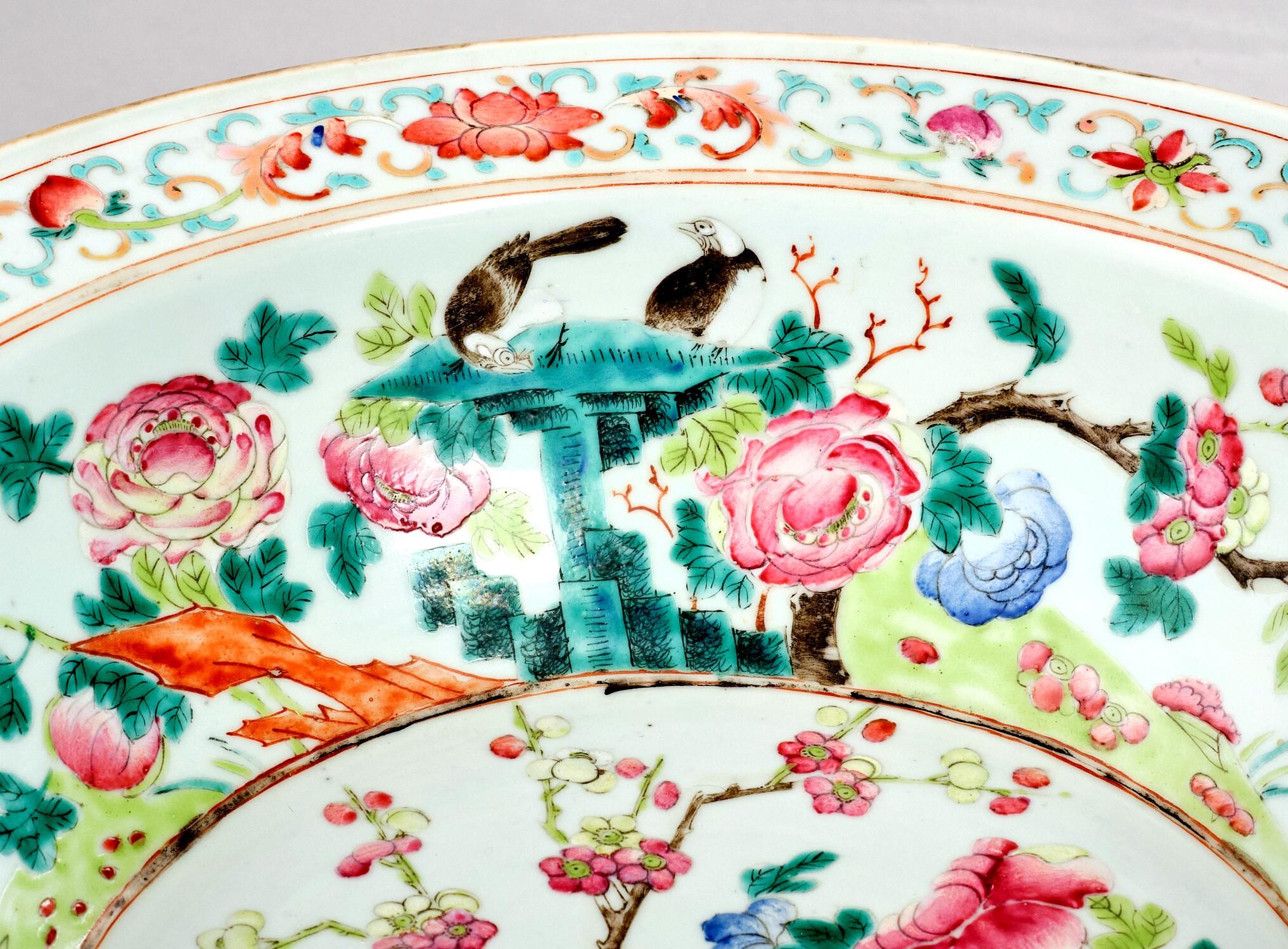 19th Century Chinese Famille Rose Enamelled Porcelain Basin, Qing Period For Sale 2