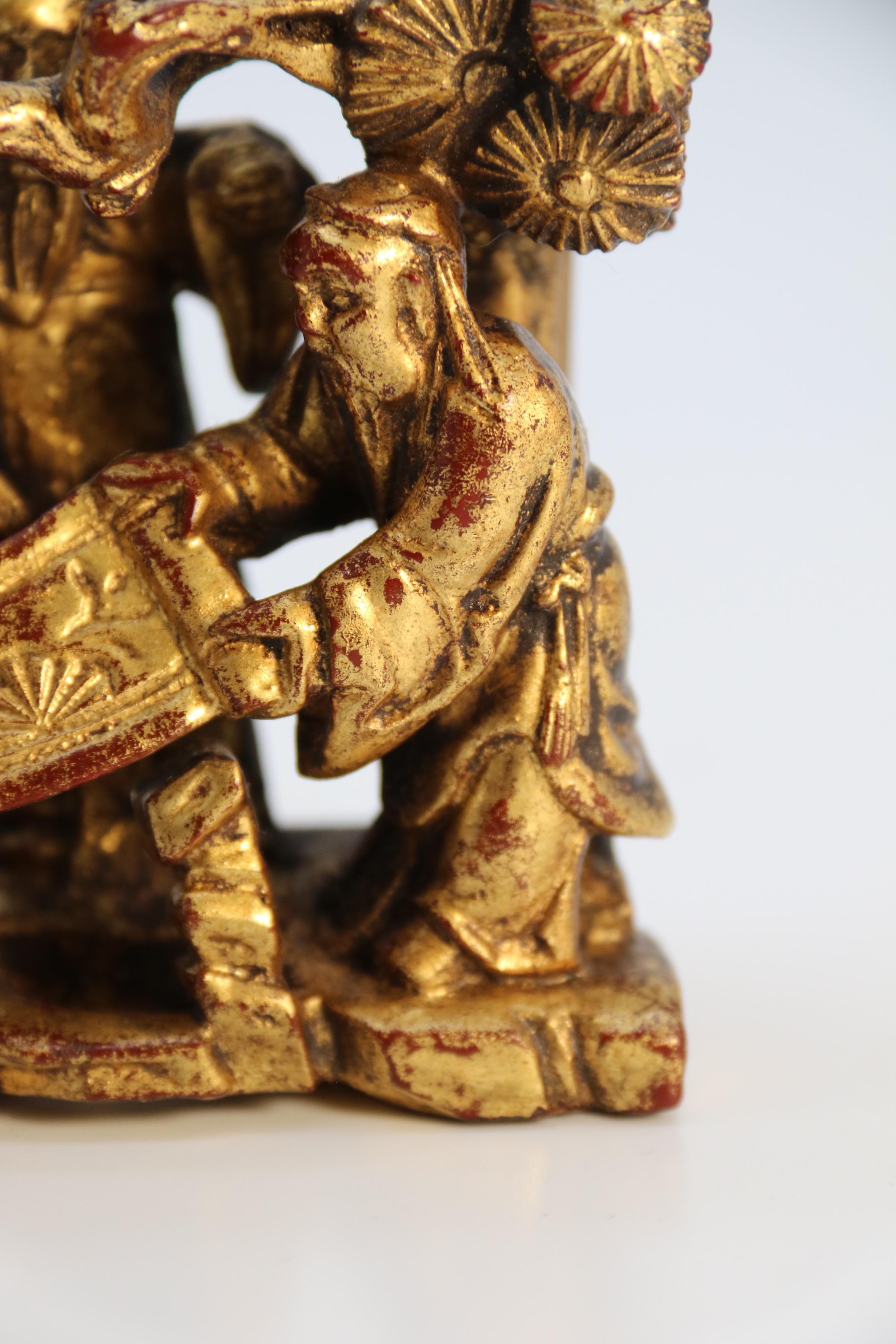 A 19th century Chinese miniature carved giltwood figure group circa 1890 For Sale 6