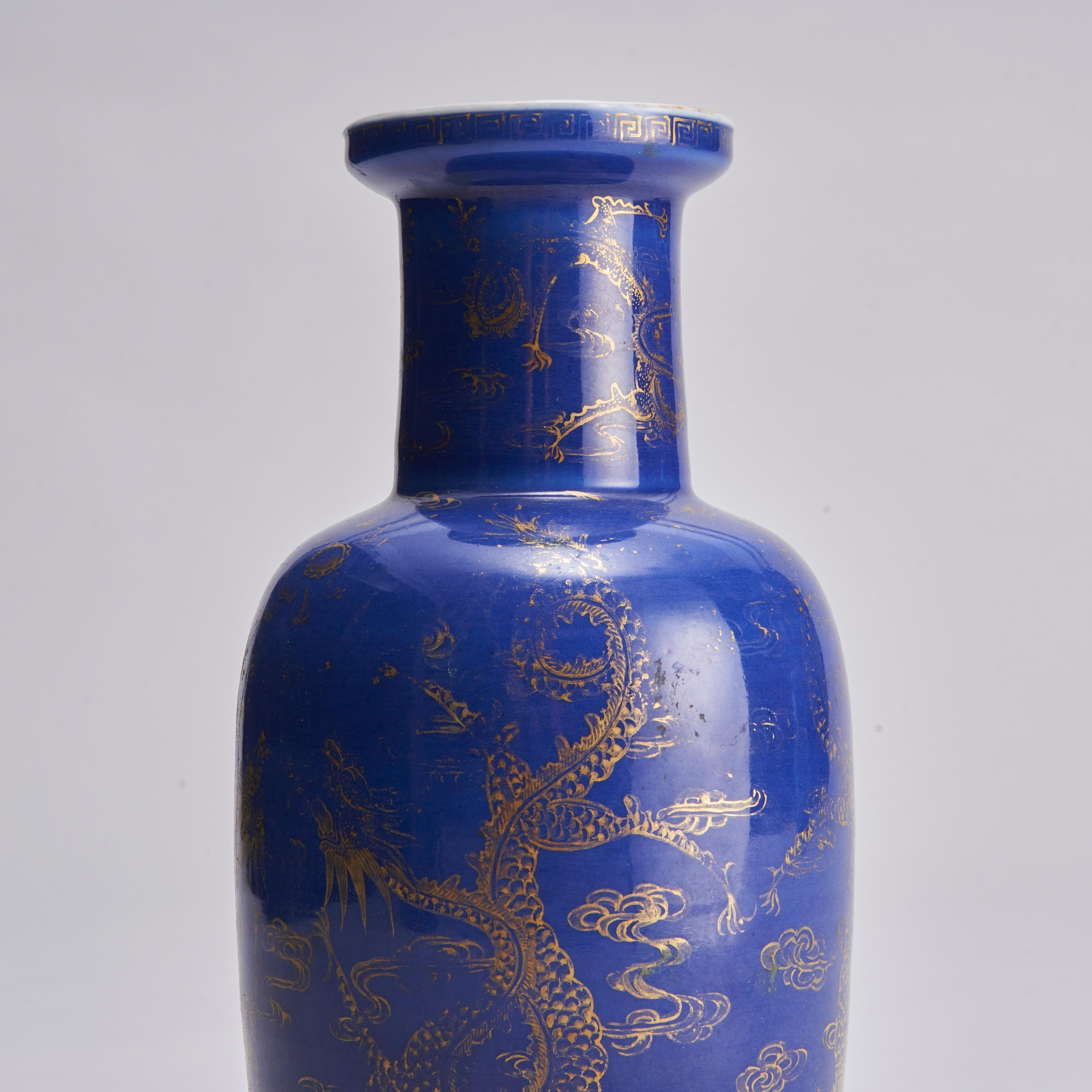 Chinois Un vase rouleau bleu poudre en porcelaine chinoise du 19ème siècle avec une décoration élégante en vente