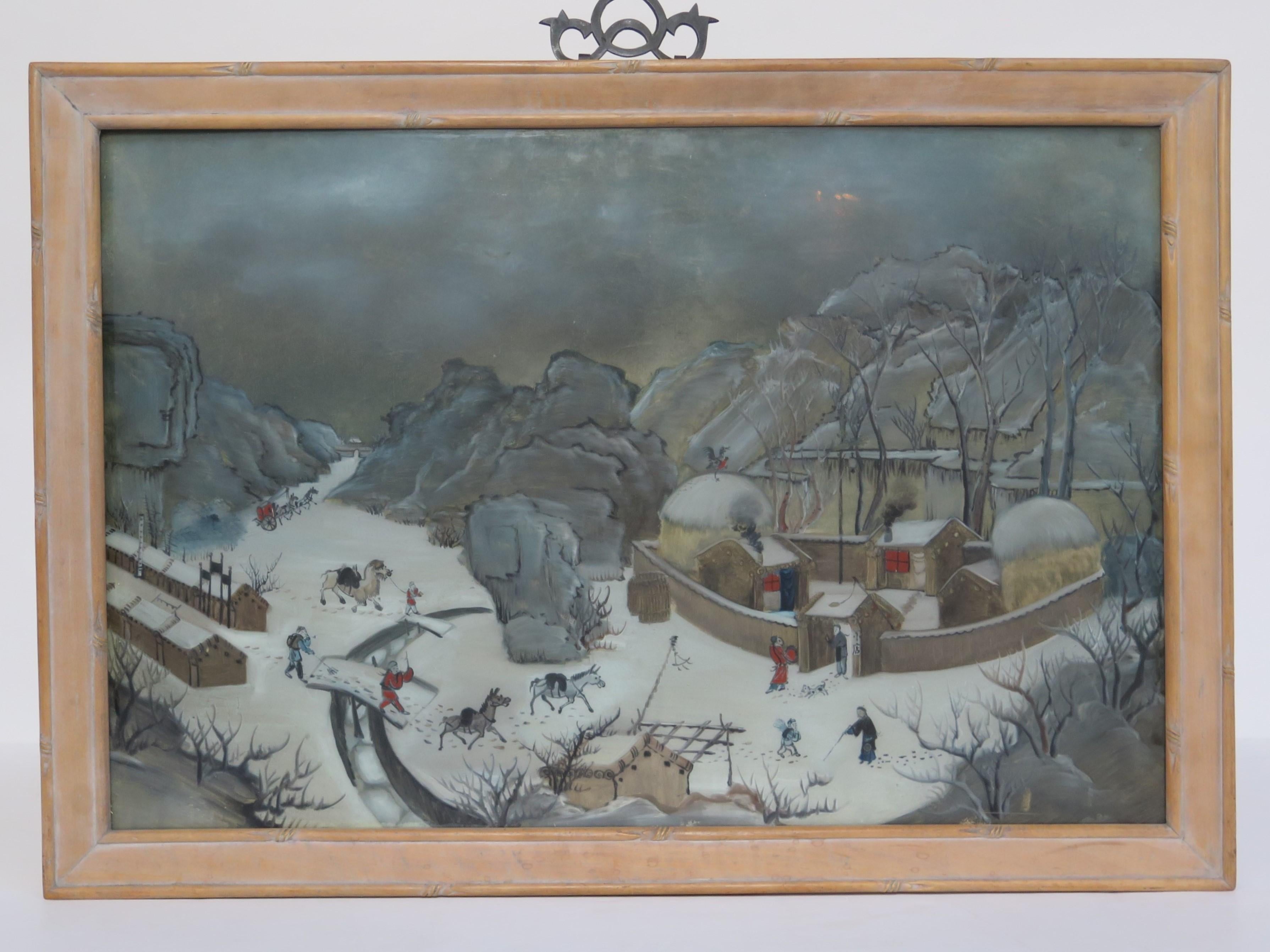 Una pintura china al revés sobre vidrio del siglo X. Un paisaje nevado con personas y casas en la nieve.