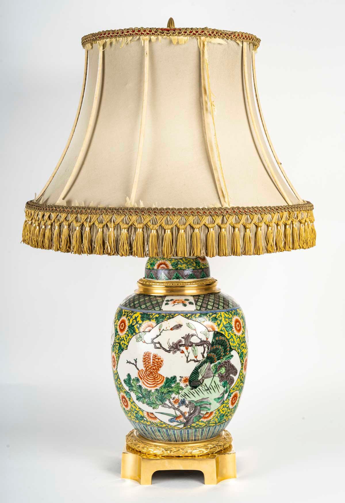 Vase et couvercle en porcelaine Samson de style chinois du 19e siècle, montés en bronze doré dans une lampe
Motif polychrome d'oiseaux, de feuillages et de branches dans des cartouches, le pot de gingembre sur fond jaune et vert.
Montures en bronze