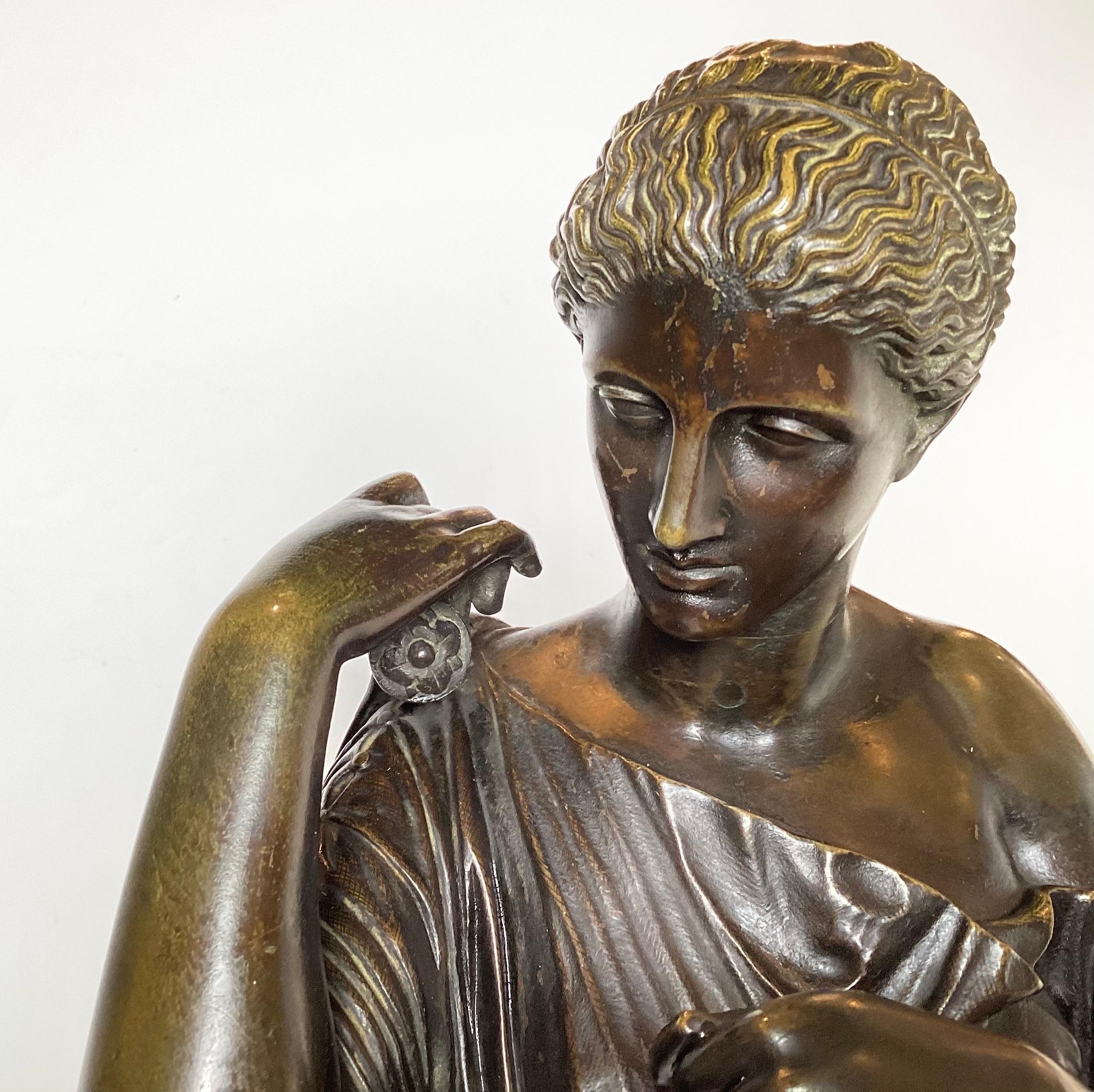 Sculpture féminine classique du 19ème siècle en bronze drapée, signée Delafortaine en vente 3