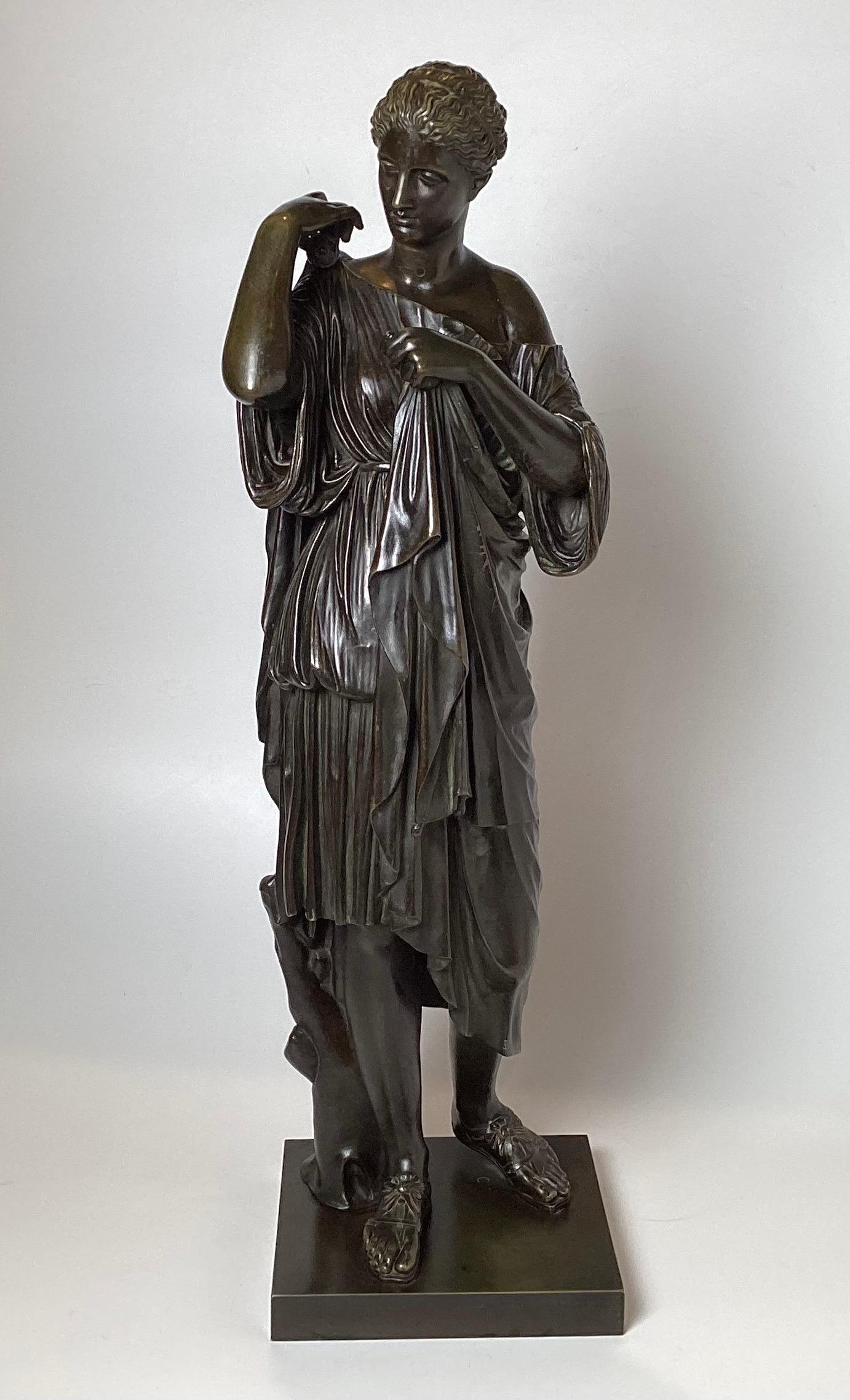 Patinierter Bronzeguss, klassische weibliche Bronzefigur einer drapierten Frau, signiert Delafontaine. Die Bronzefabrik Delafontaine wurde Ende des 18. Jahrhunderts von Jean-Baptiste-Maximilien Delafontaine (1750 - 1820) gegründet.