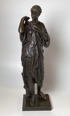 Sculpture féminine drapée en bronze classique du XIXe siècle, signée Delafortaine