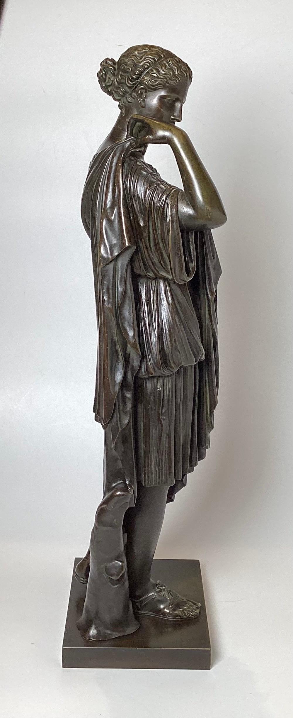 Néo-classique Sculpture féminine classique du 19ème siècle en bronze drapée, signée Delafortaine en vente