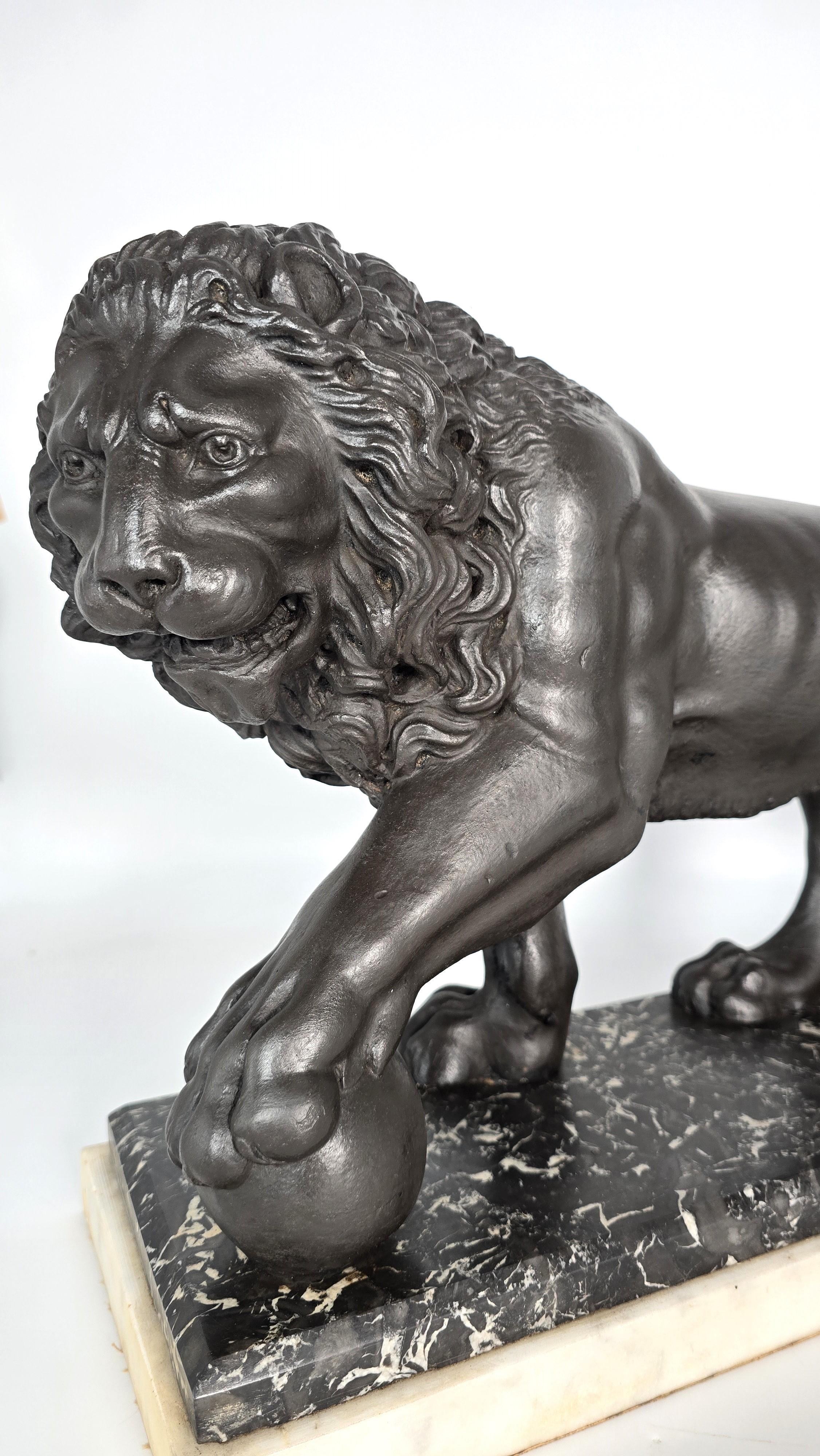Sculpture classique du XIXe siècle représentant un lion de Médicis, anglaise vers 1850 en vente 3