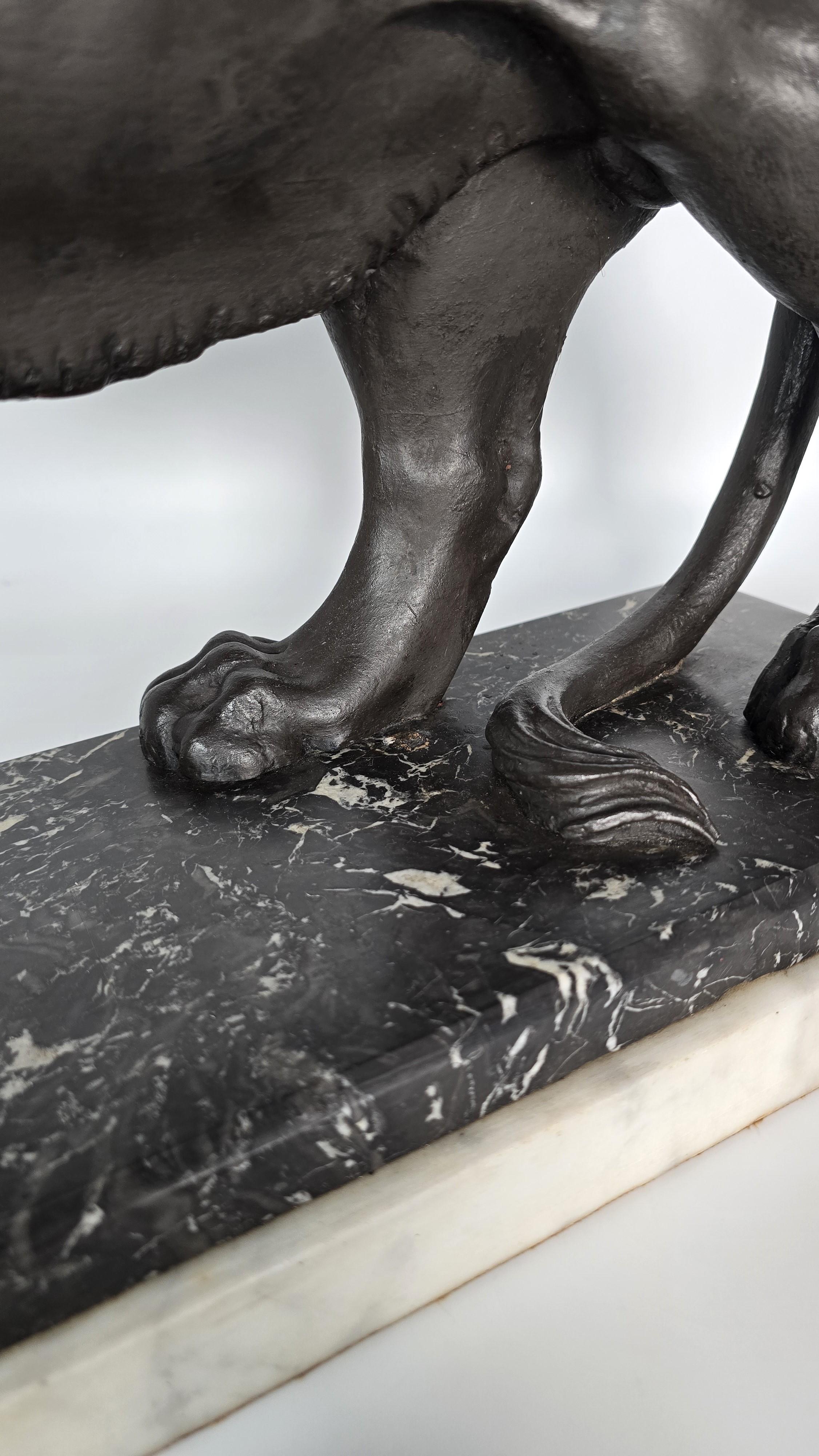 Sculpture classique du XIXe siècle représentant un lion de Médicis, anglaise vers 1850 en vente 6