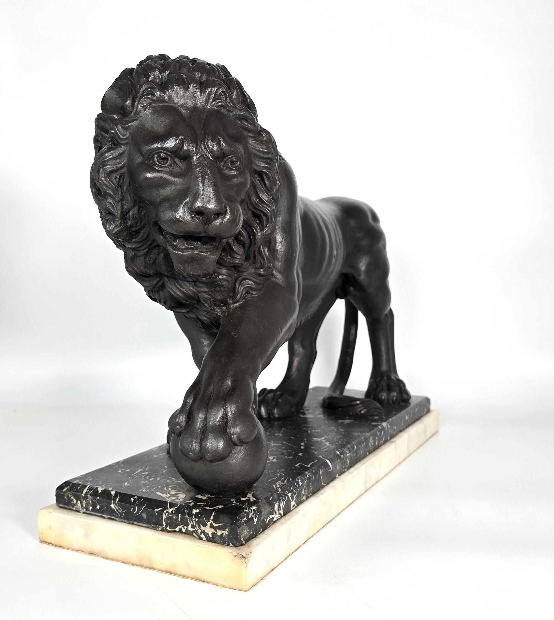 Sculpture classique du XIXe siècle représentant un lion de Médicis, anglaise vers 1850 en vente 11