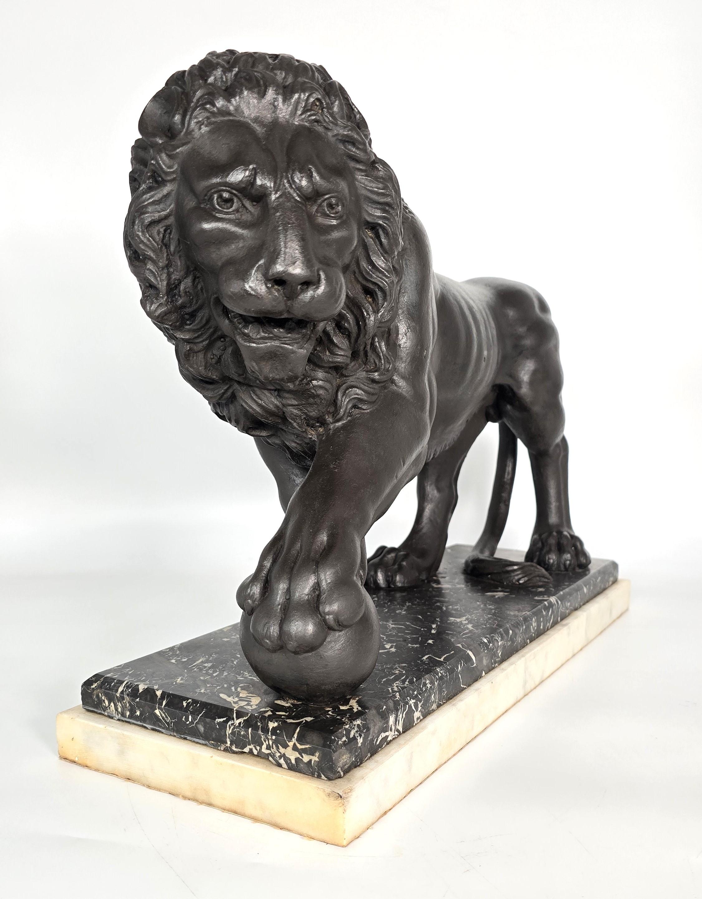 Victorien Sculpture classique du XIXe siècle représentant un lion de Médicis, anglaise vers 1850 en vente