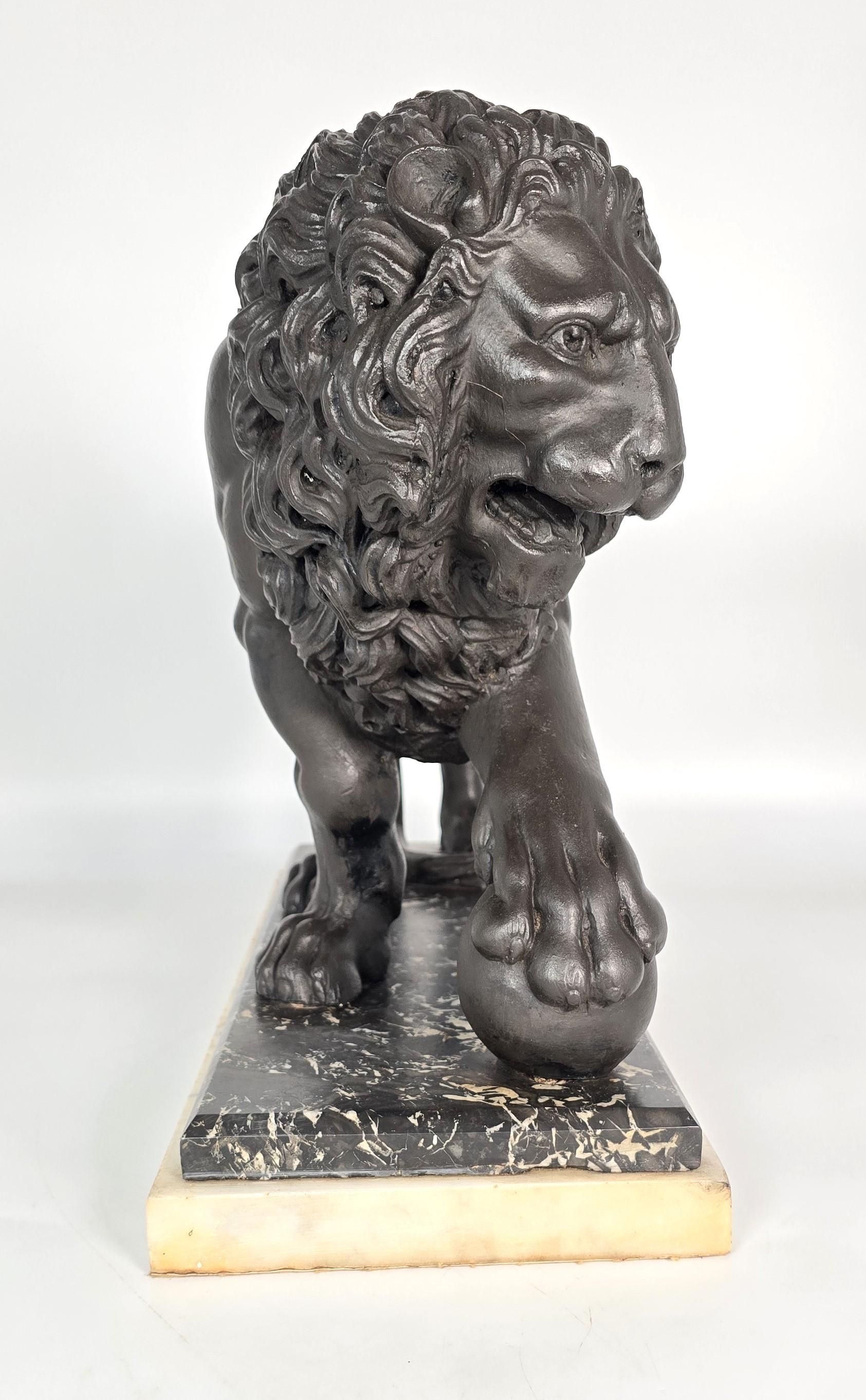 Britannique Sculpture classique du XIXe siècle représentant un lion de Médicis, anglaise vers 1850 en vente