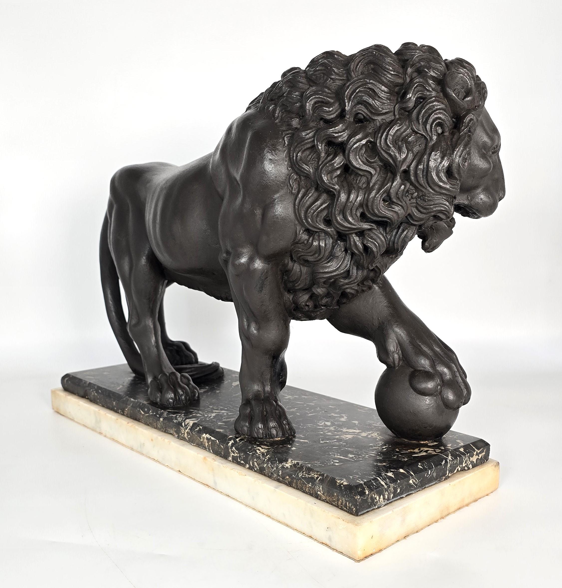 Fait main Sculpture classique du XIXe siècle représentant un lion de Médicis, anglaise vers 1850 en vente