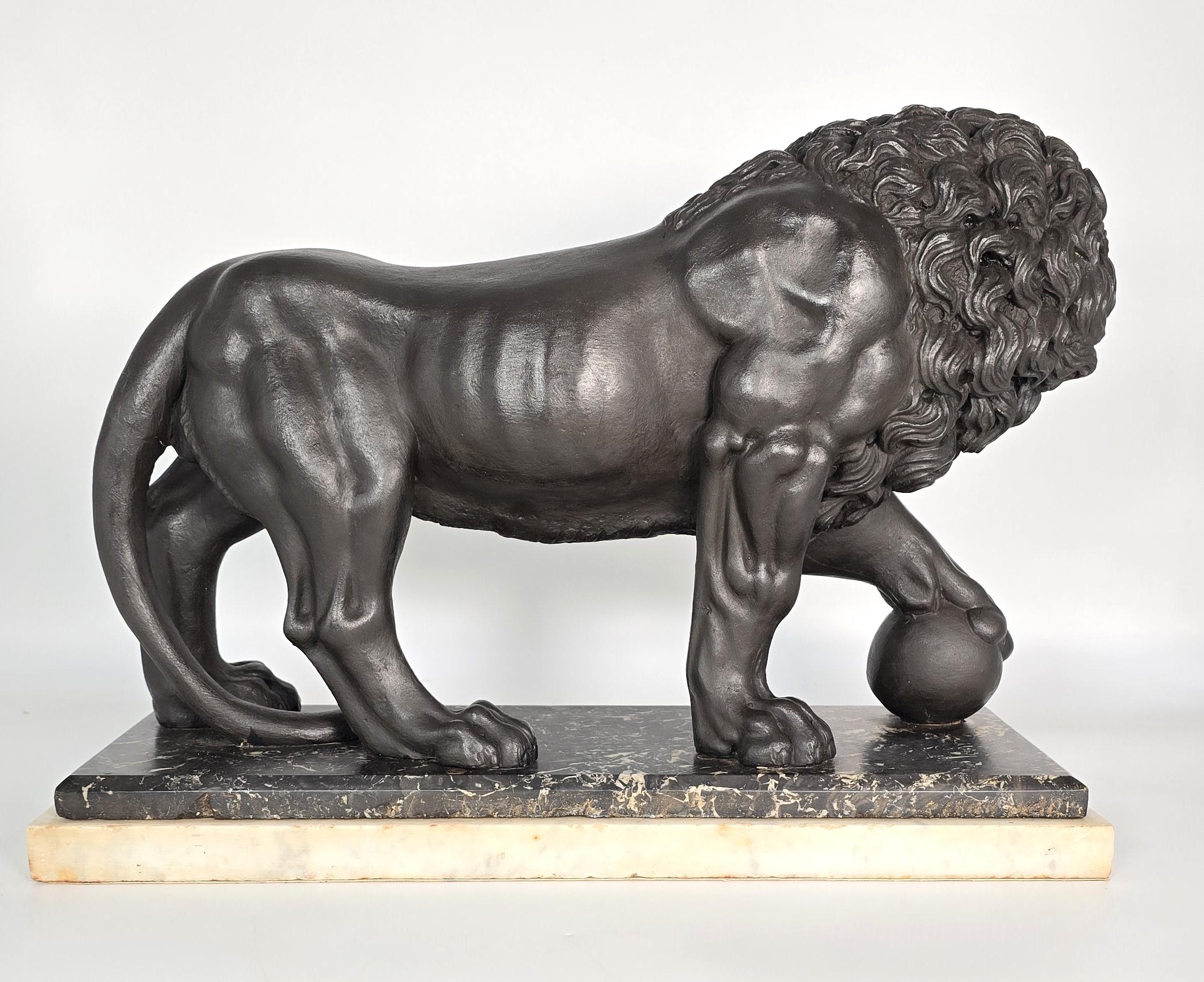Sculpture classique du XIXe siècle représentant un lion de Médicis, anglaise vers 1850 Bon état - En vente à Central England, GB