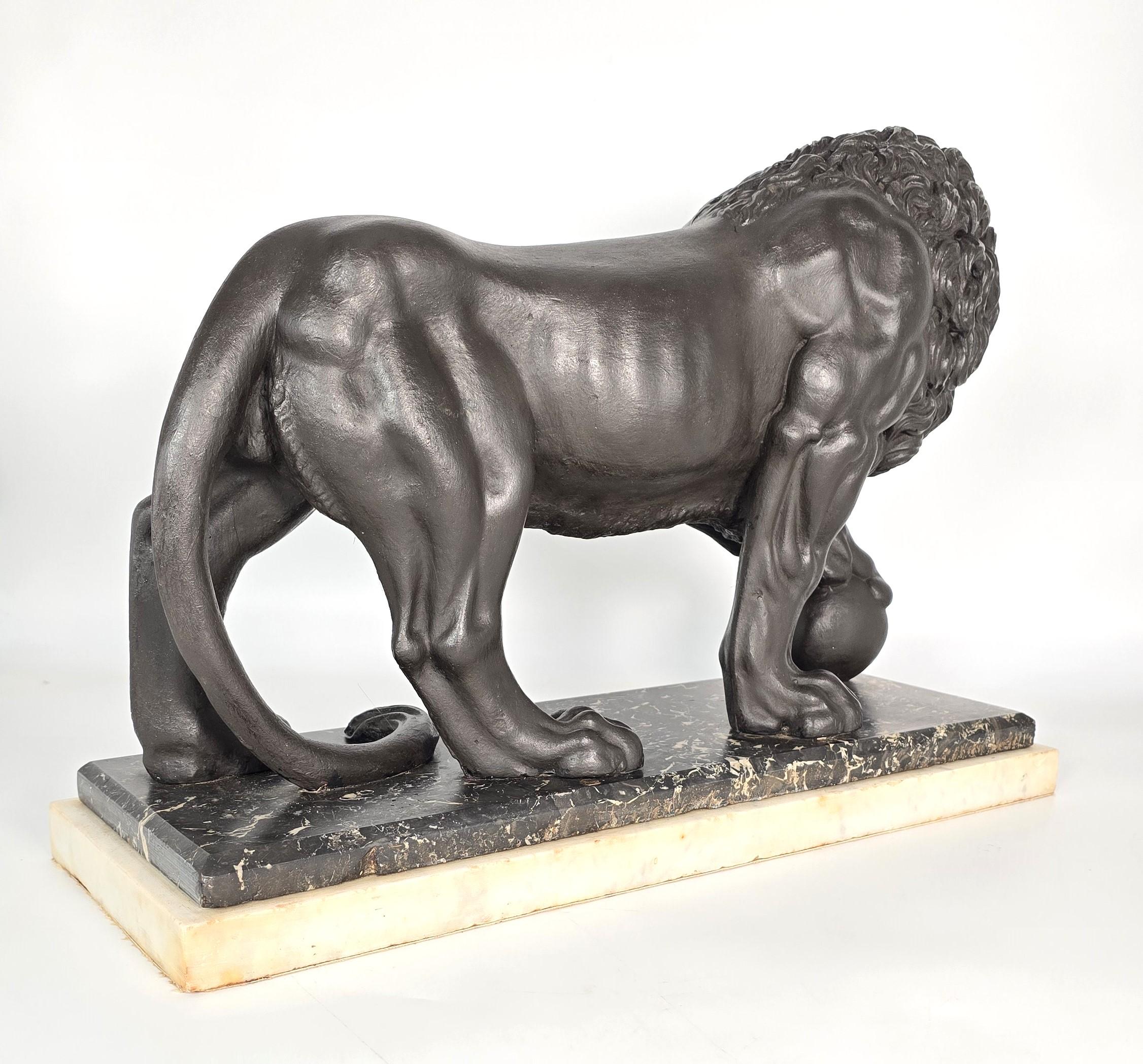 Plâtre Sculpture classique du XIXe siècle représentant un lion de Médicis, anglaise vers 1850 en vente