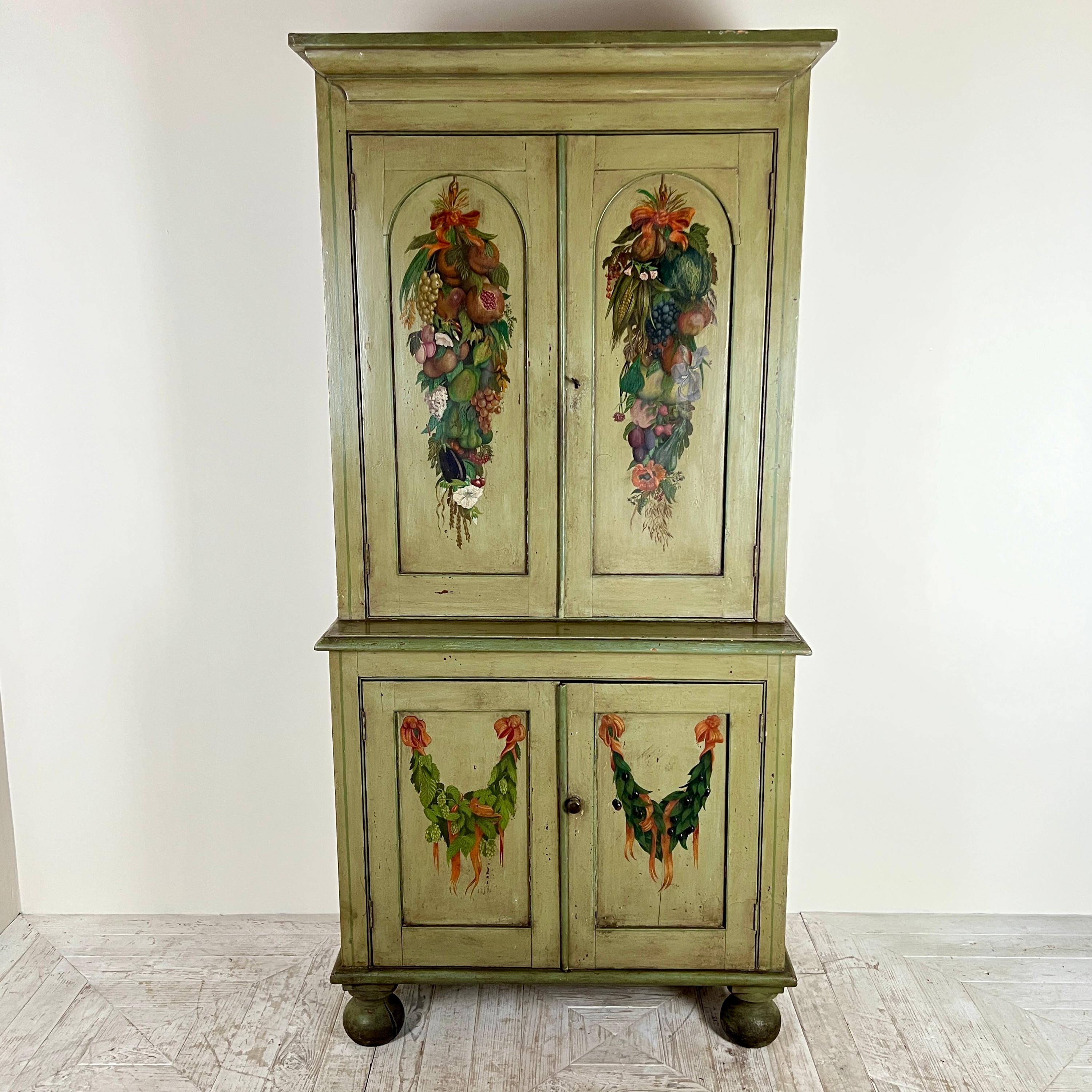 Ein bemalter kontinentaler Schrank oder eine Speisekammer aus dem 19.

Dieser rustikale, lackierte Schrank, der Charme und Charakter ausstrahlt, ist auch äußerst funktionell und bietet viel Stauraum für Ihr Zuhause. Außerdem lässt er sich zur