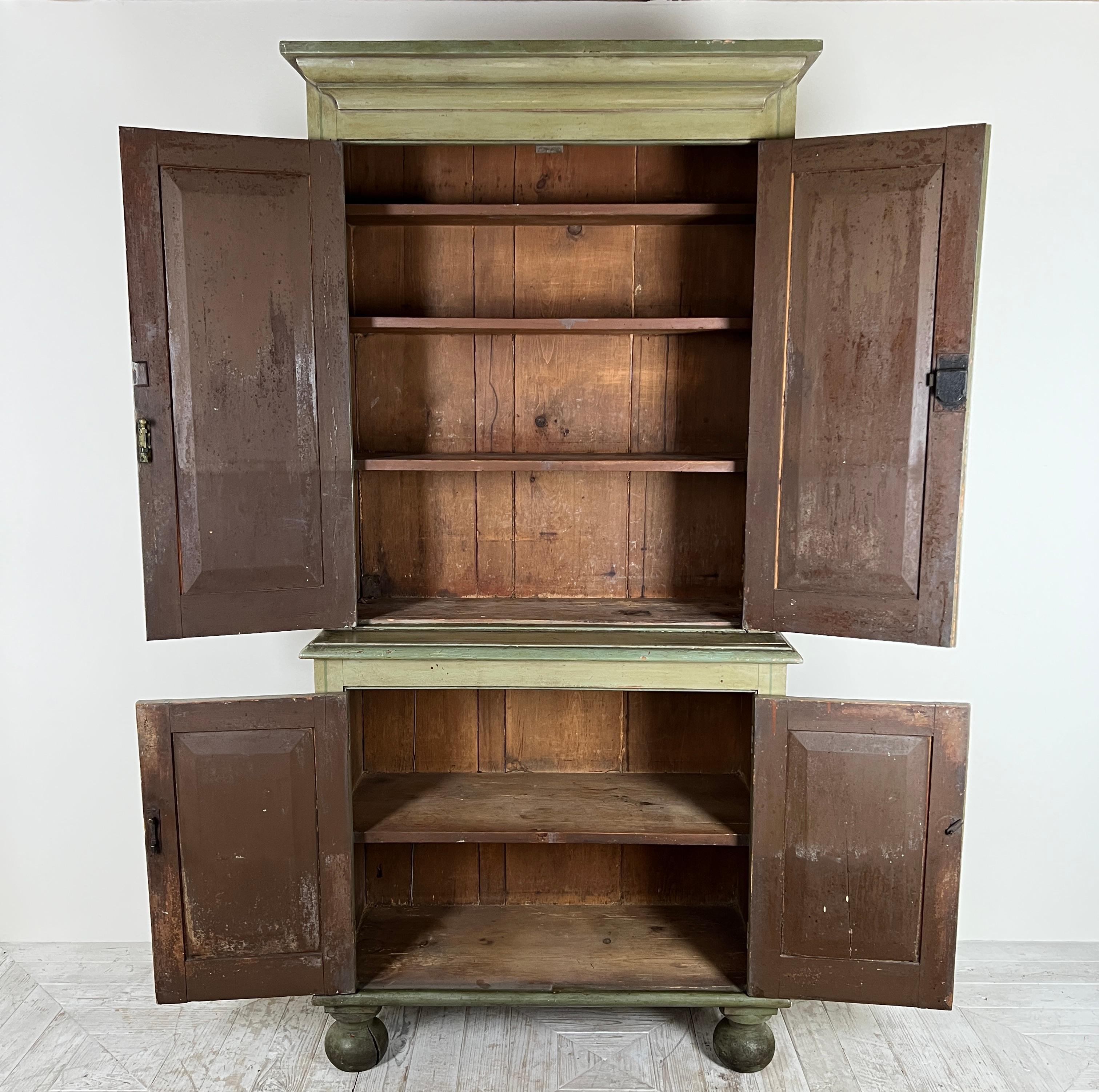 Kontinentaler bemalter Schrank oder Larder aus dem 19. Jahrhundert im Angebot 2