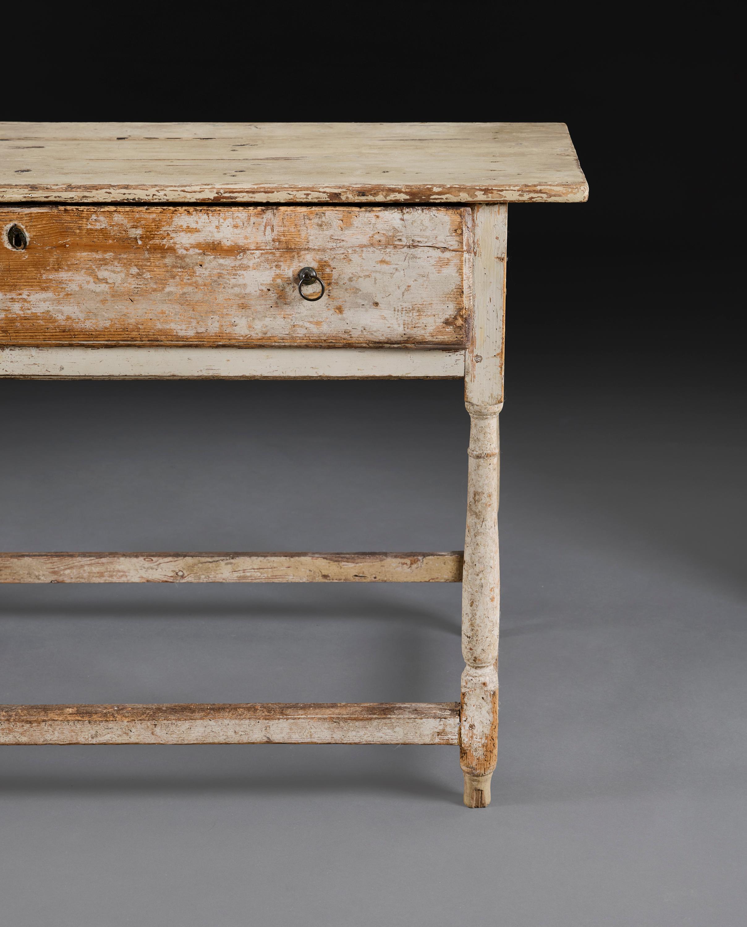 Mesa de salón de campo del siglo XIX pintada en color crema Madera en venta