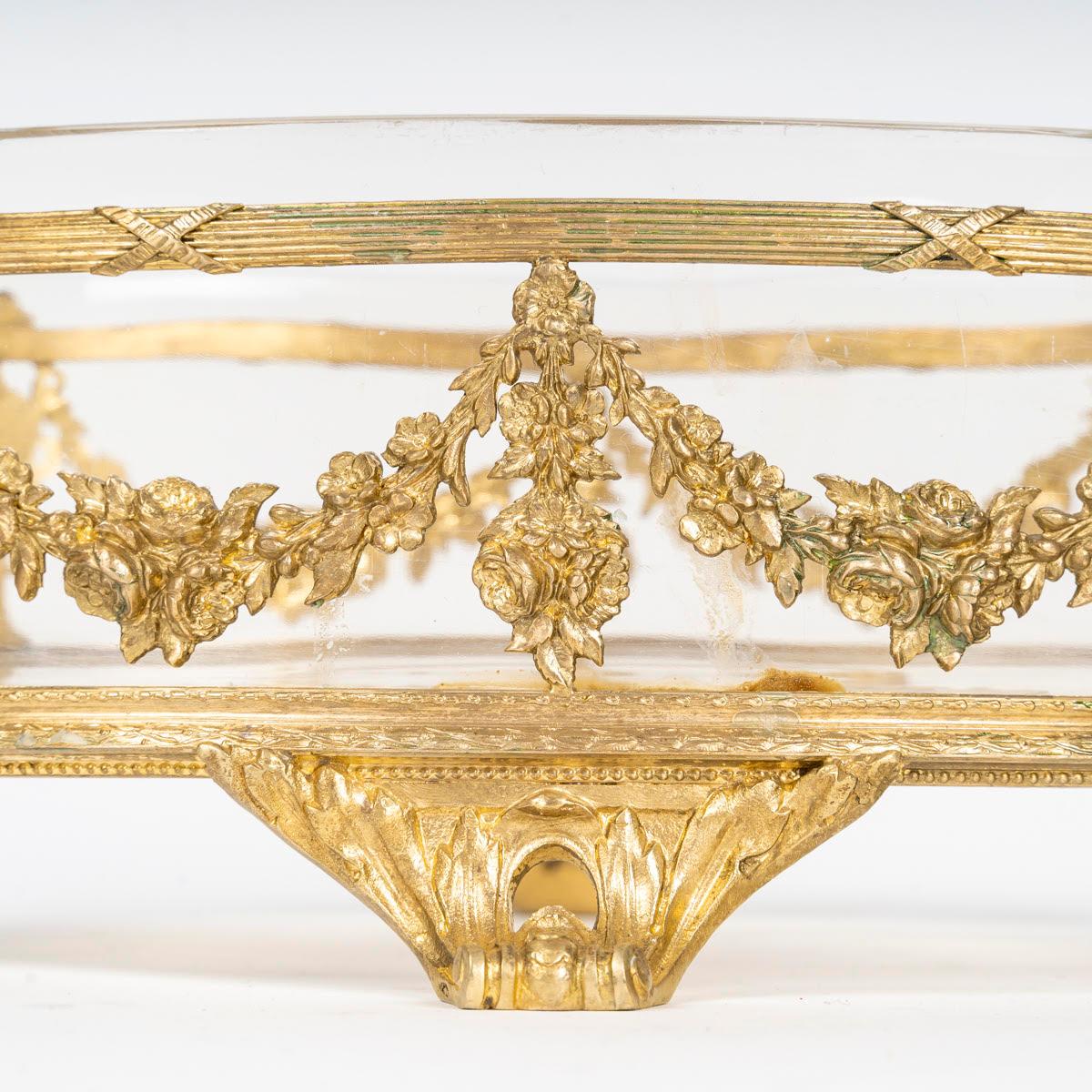 Ciotola in cristallo e ormeggio del XIX secolo, periodo Napoleone III.

Ciotola in bronzo dorato e cristallo del XIX secolo, periodo Napoleone III.
H. 13 cm, L. 36,5 cm, P. 21 cm 
