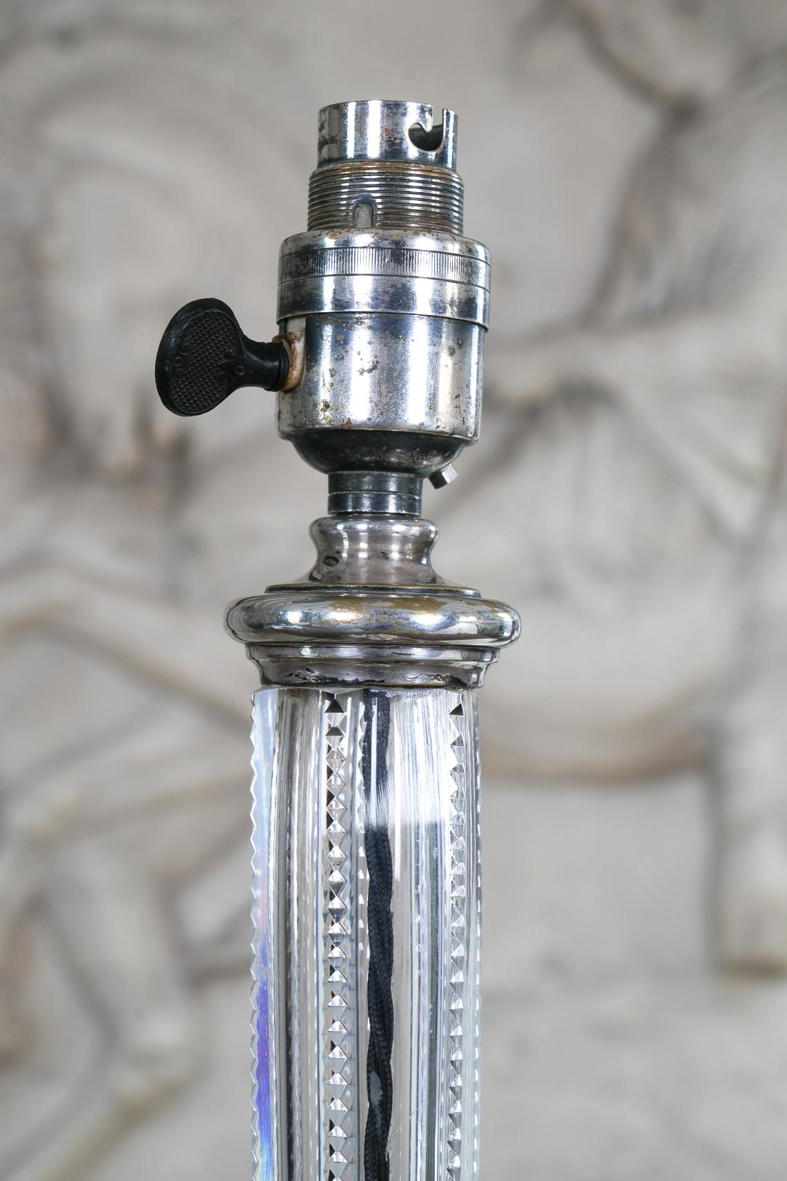 Anglais Lampe de table en verre taillé du XIXe siècle en vente