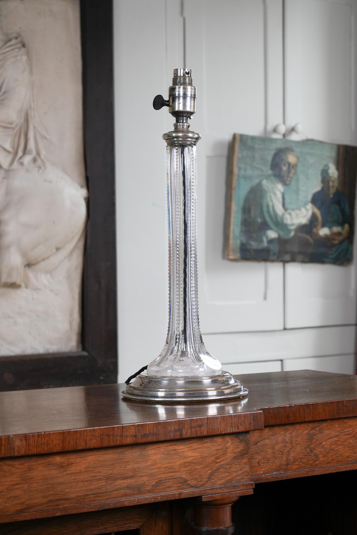 Lampe de table en verre taillé du XIXe siècle en vente 2