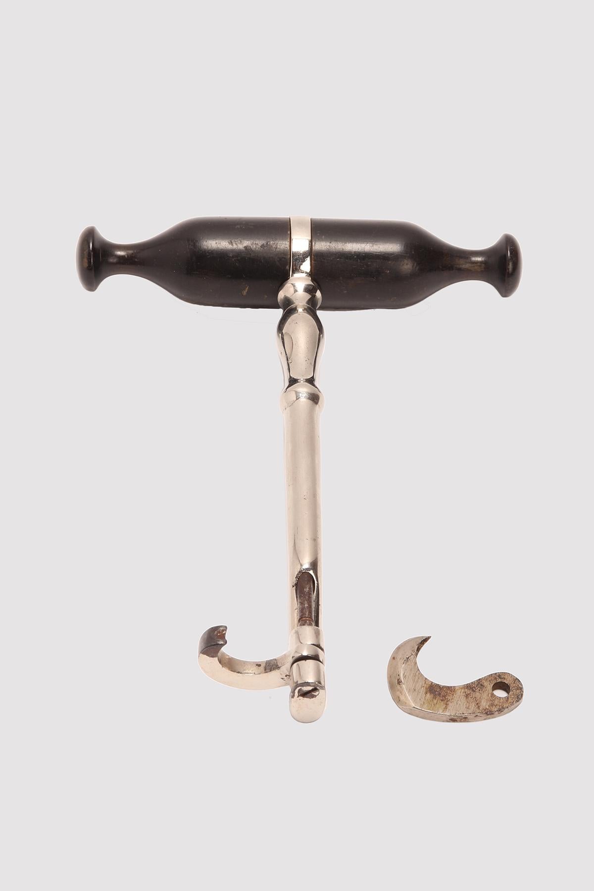 Un instrument dentaire. Un ascenseur en fer du 19e siècle. Une tige tournée en balustre avec double griffe, munie d'un manche en corne et d'un tournevis. Fabricant britannique. Londres vers 1850.