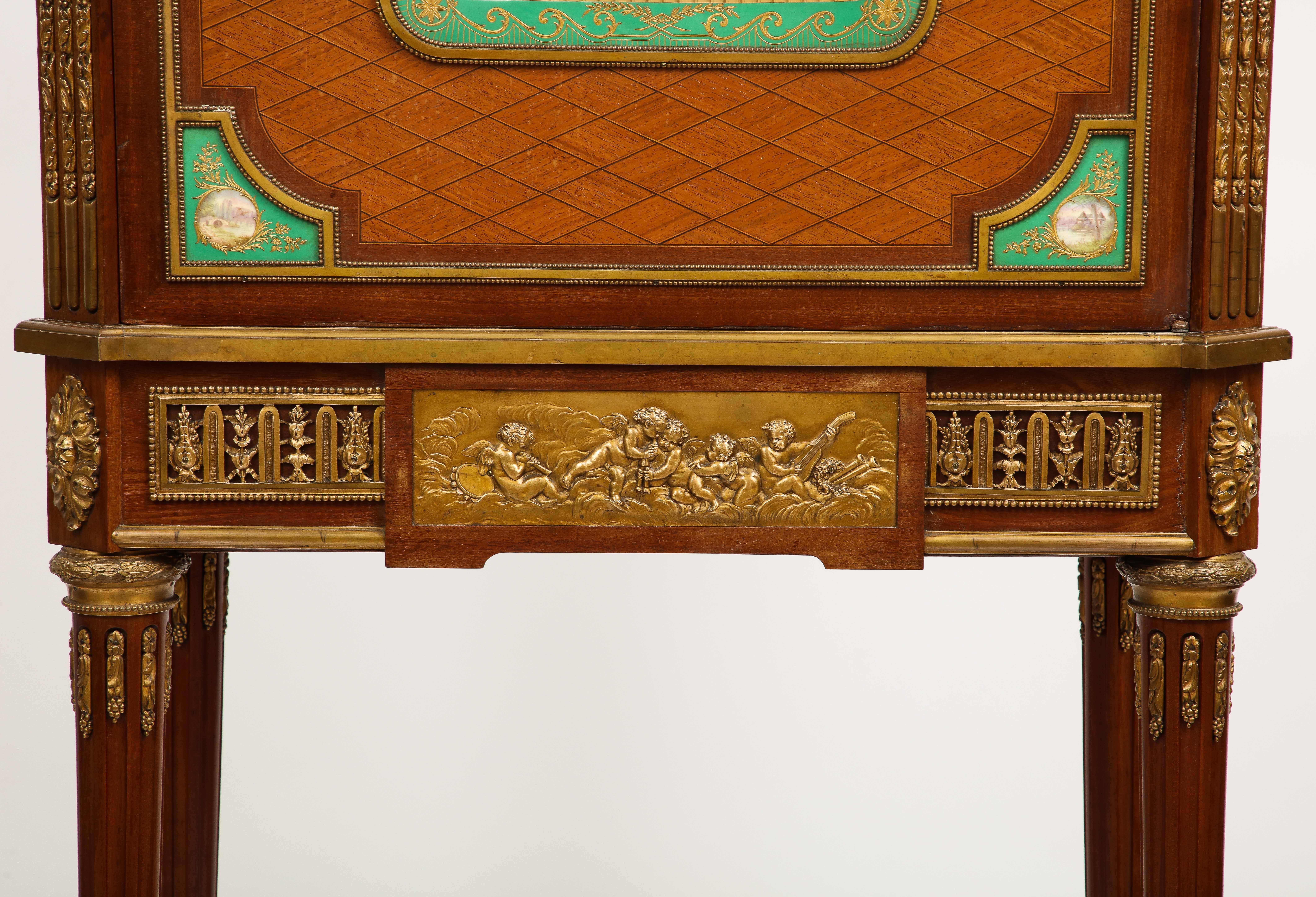 Dore-Bronze- und Sèvres-Porzellan-Kabinett aus dem 19. im Angebot 3