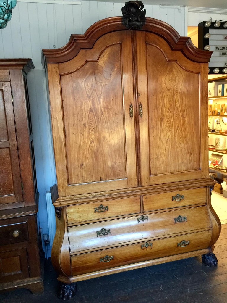 19th Century Dutch Ash Linen Press Or Cabinet Im Angebot Bei 1stdibs
