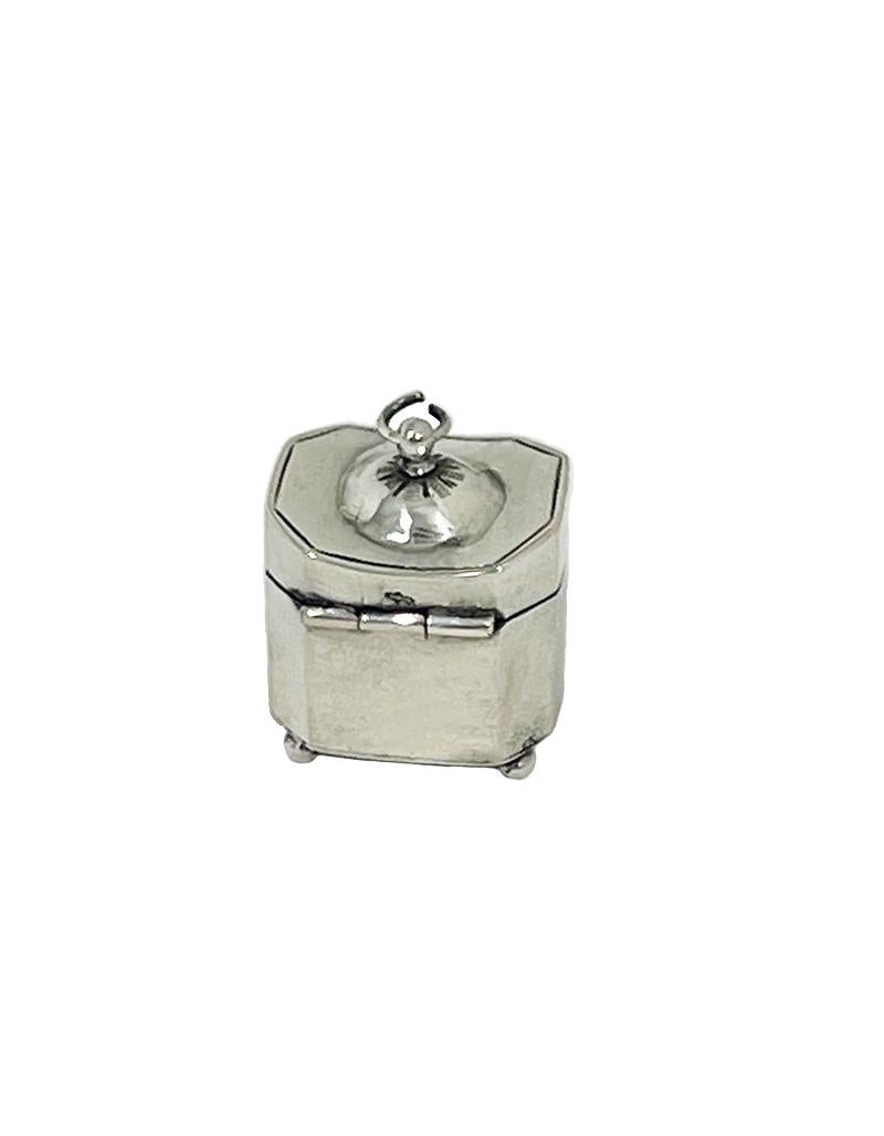 A 19th Century Dutch miniature Doll house silver tea caddy In Good Condition For Sale In Delft, NL