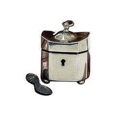 Un portavivande in argento in miniatura olandese del XIX secolo, casa delle bambole