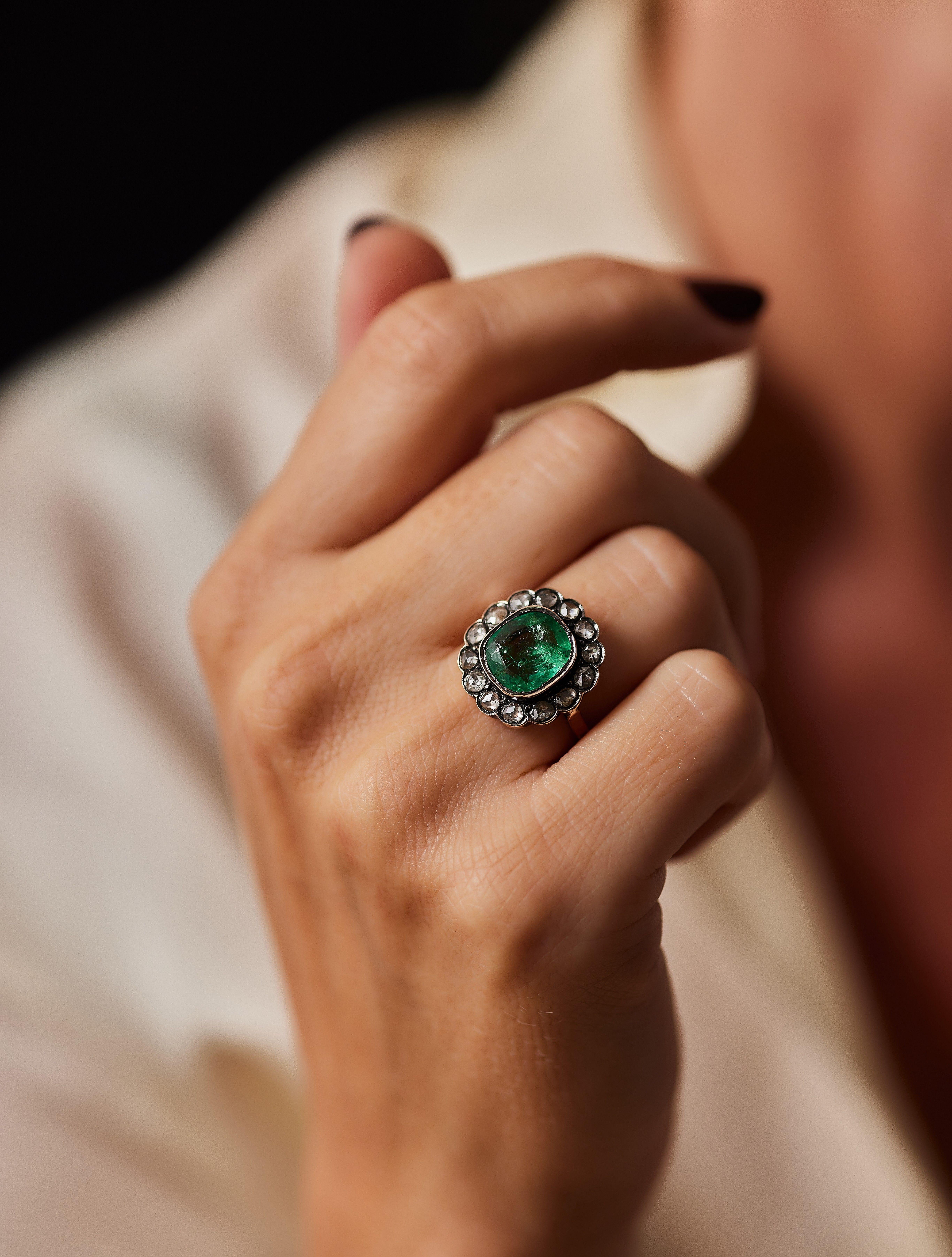 Victorian A 19th Century emerald and diamond dress ring, second half of the 19th century. For Sale