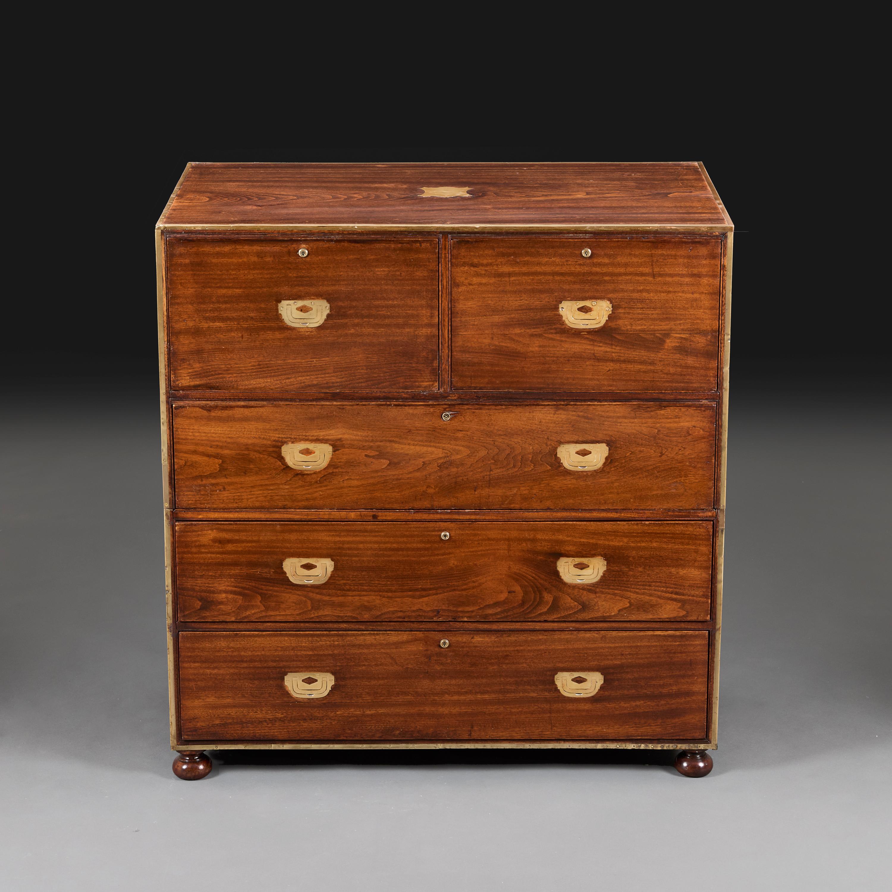 Angleterre, vers 1890

Commode de campagne victorienne en bois de camphrier de la fin du XIXe siècle, en deux parties, les bords bordés de garnitures en laiton et l'ouverture avant avec trois longs tiroirs et deux courts tiroirs munis de poignées en