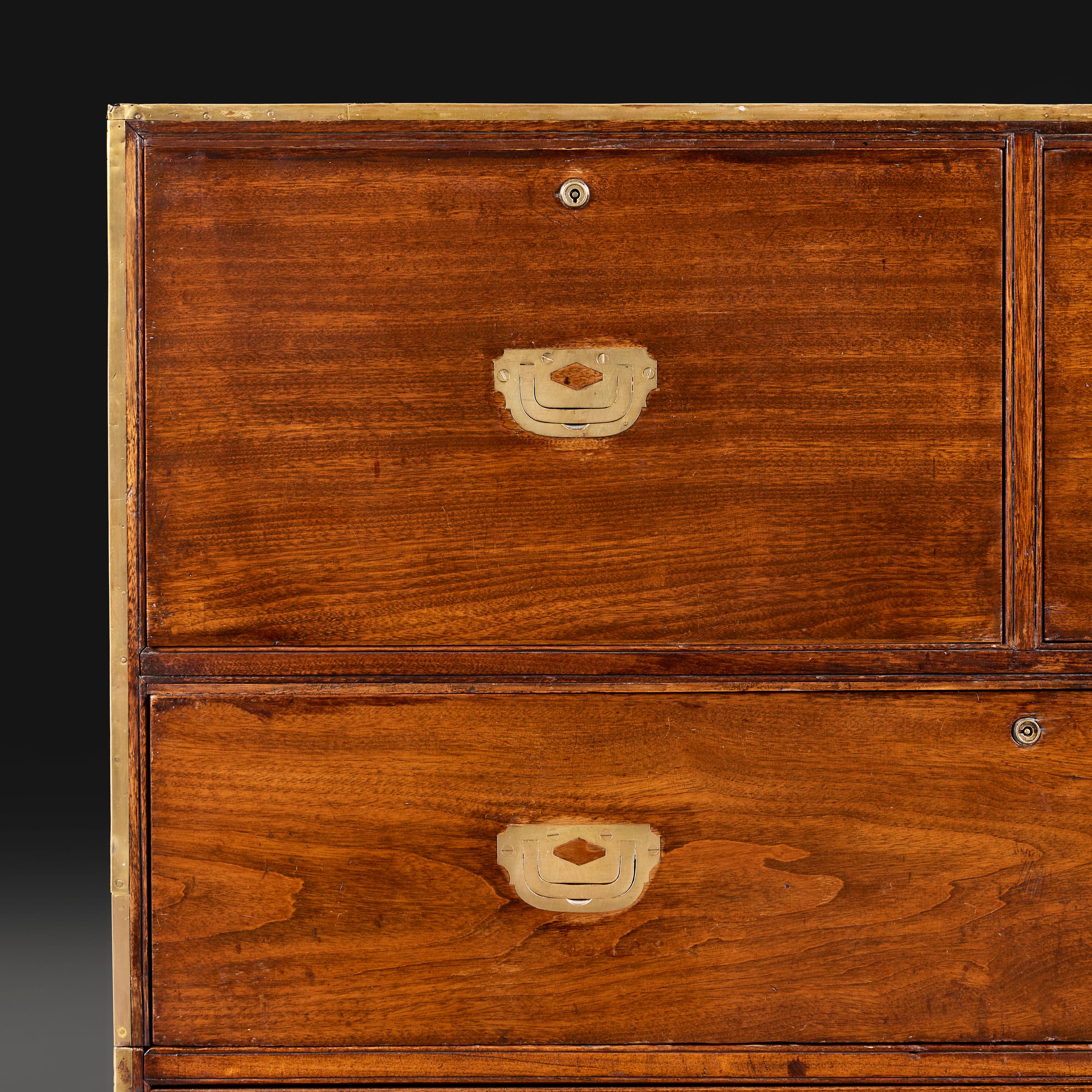 Campagne Coffre de campagne anglais du XIXe siècle en bois de camphrier et laiton en vente