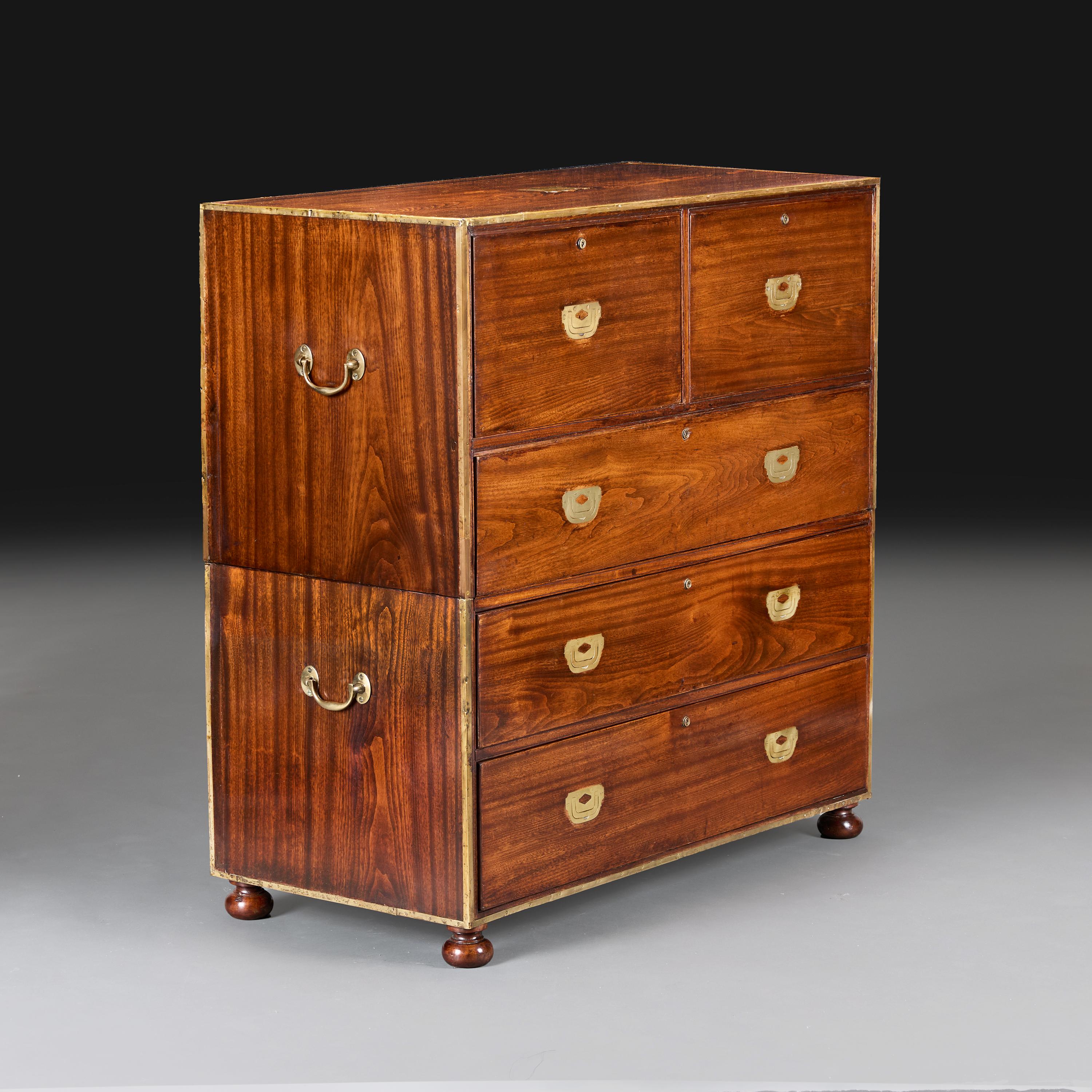 Anglais Coffre de campagne anglais du XIXe siècle en bois de camphrier et laiton en vente