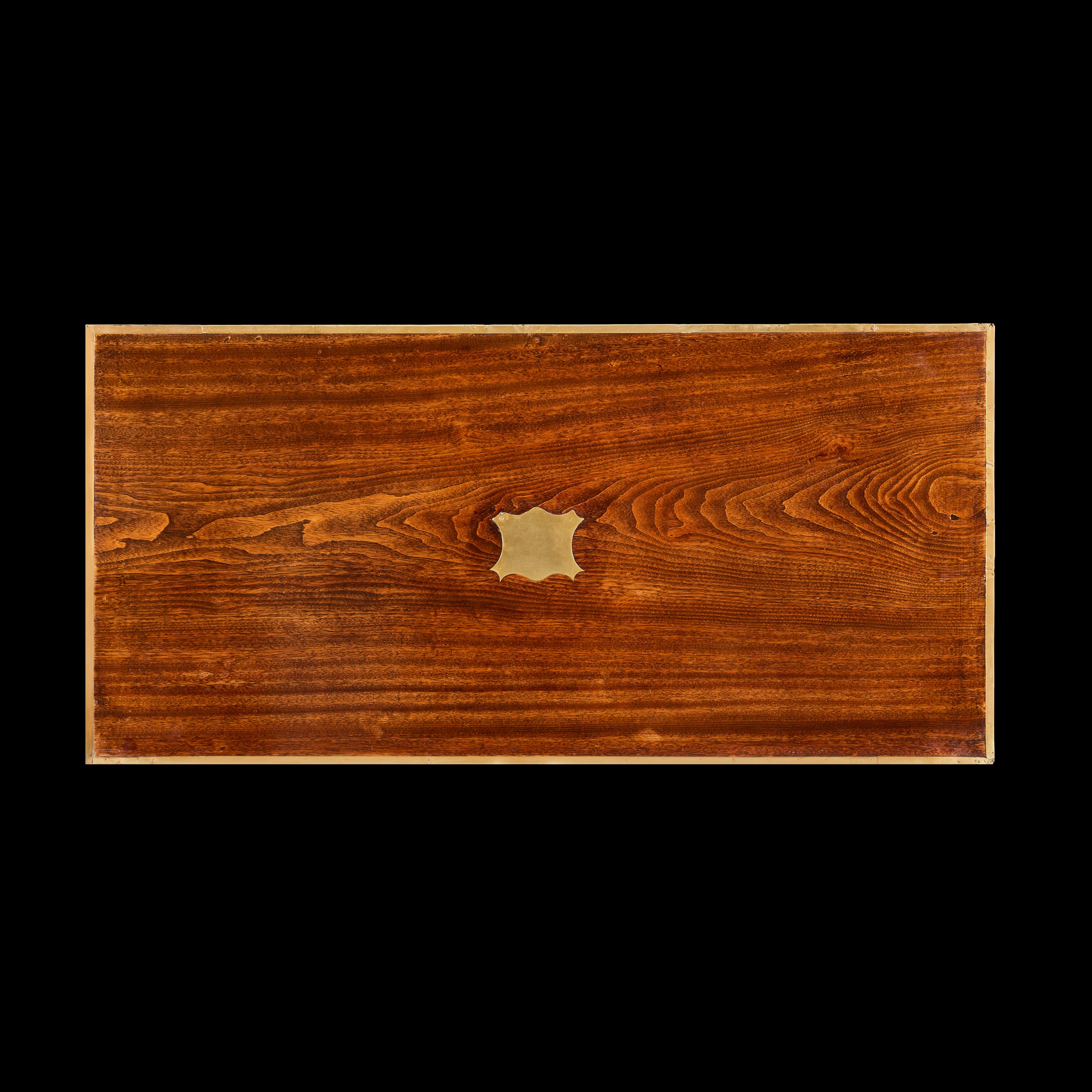 Coffre de campagne anglais du XIXe siècle en bois de camphrier et laiton Bon état - En vente à London, GB