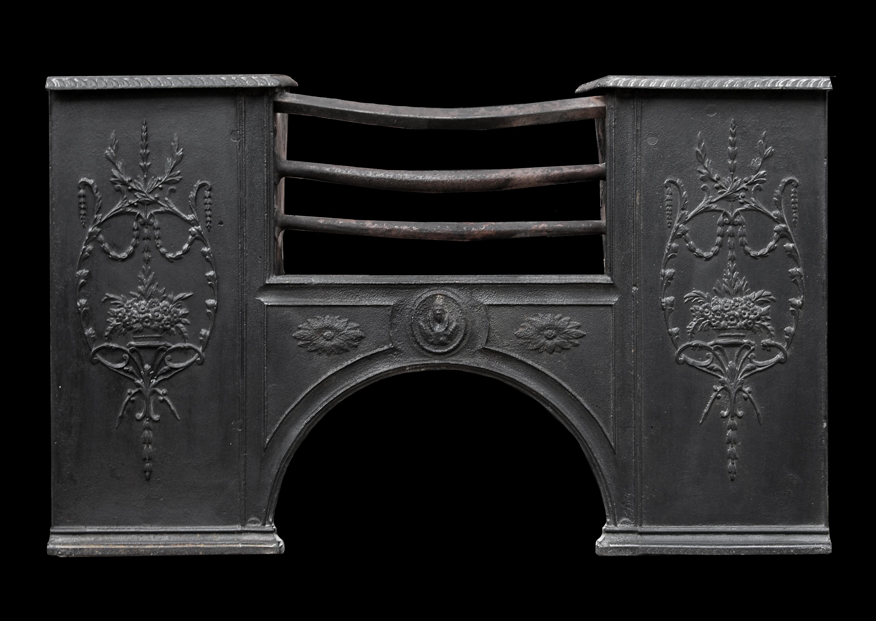 Grille de cuisson en fonte anglaise du 19e siècle avec motif de feuillage moulé sur les panneaux avant.


Largeur à l'avant :	820 mm      	32 ¼