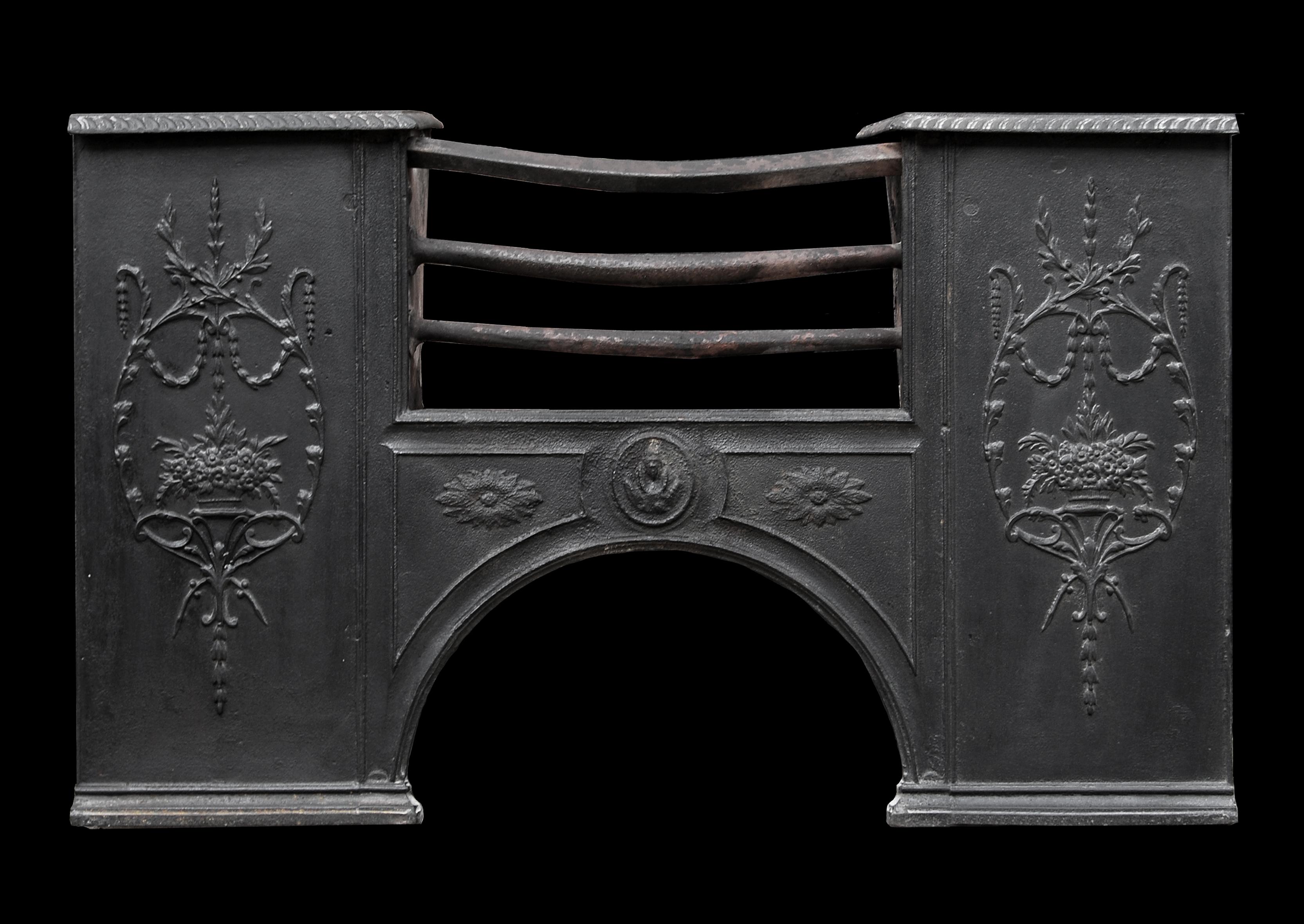 19th Century English Cast Iron Hob Grate In Good Condition For Sale In London, GB