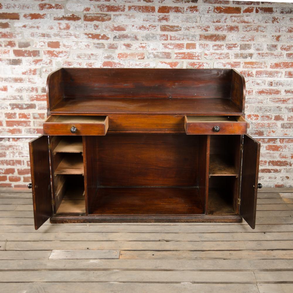 A 19th Century English Mahogany Kneehole Desk In Good Condition For Sale In Philadelphia, PA