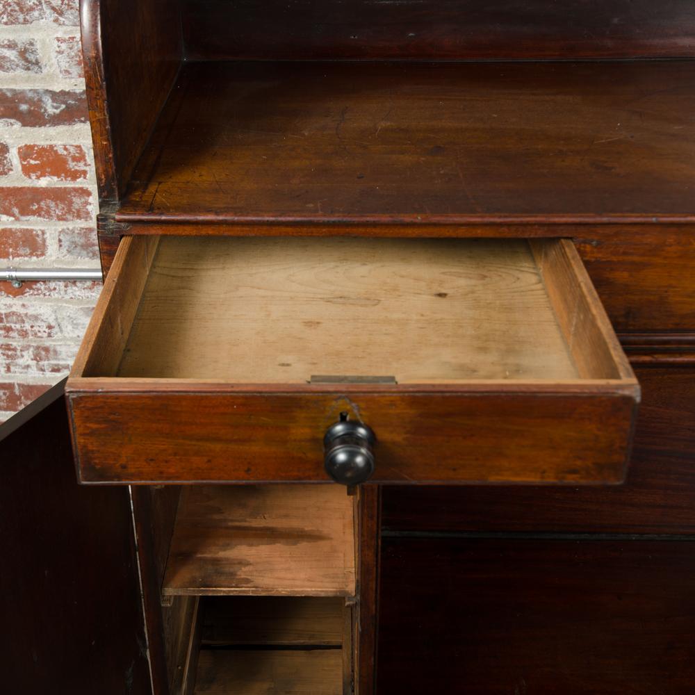 A 19th Century English Mahogany Kneehole Desk For Sale 2