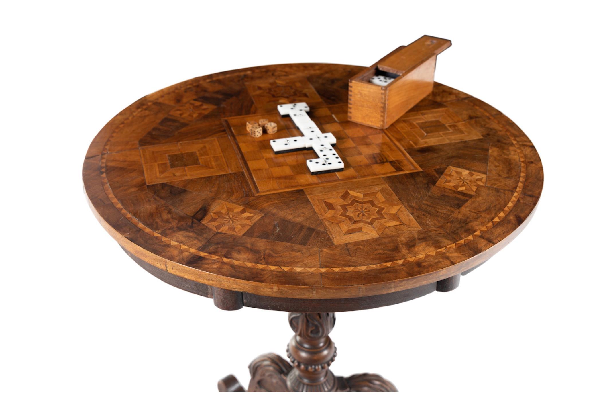 Ein englischer Intarsien-Spieltisch des 19. Jahrhunderts, Spieltisch, Gaming-Set und Holzschachtel. (George IV.) im Angebot